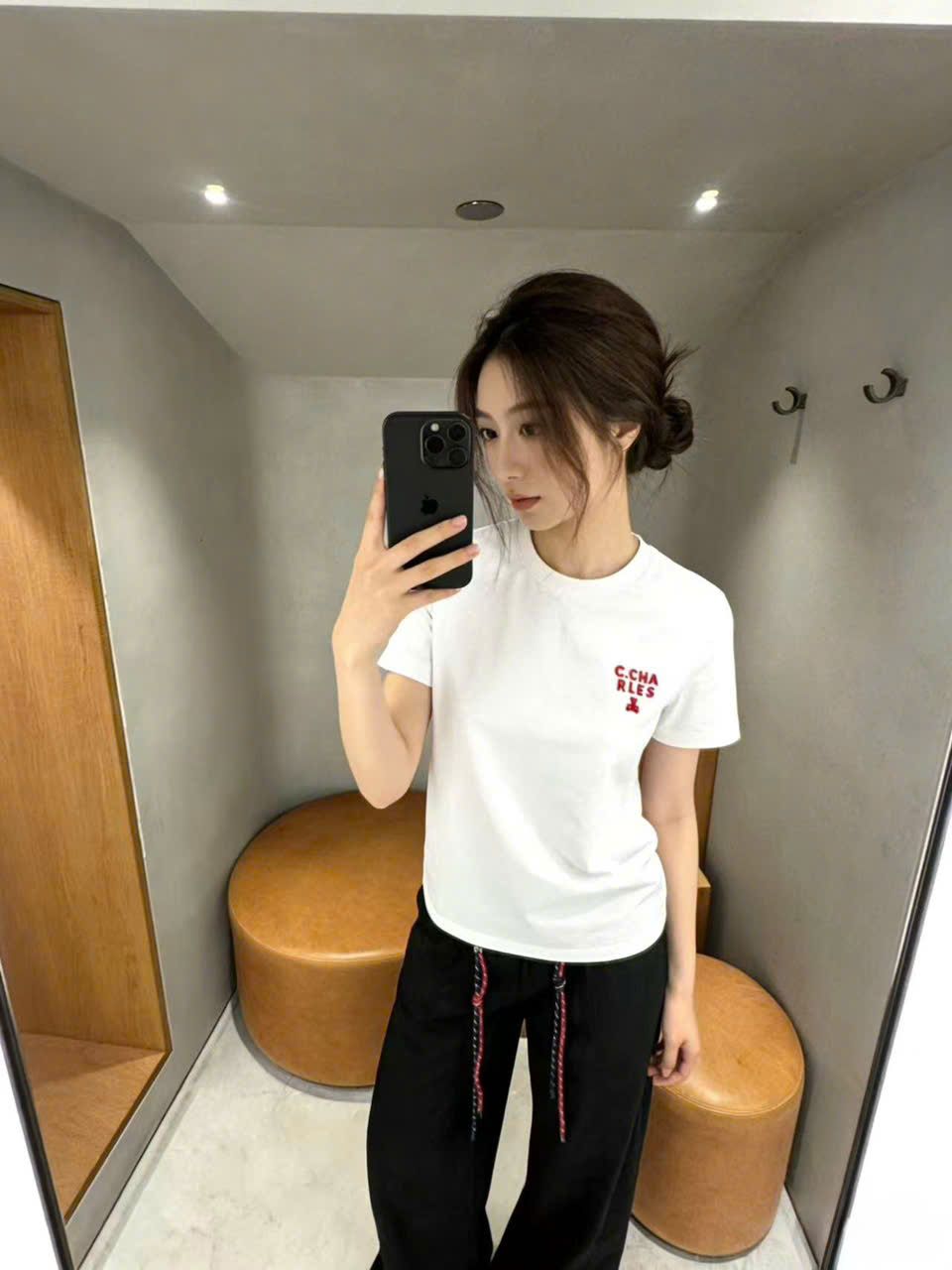  Áo phông trắng, chữ C.Charles đỏ 