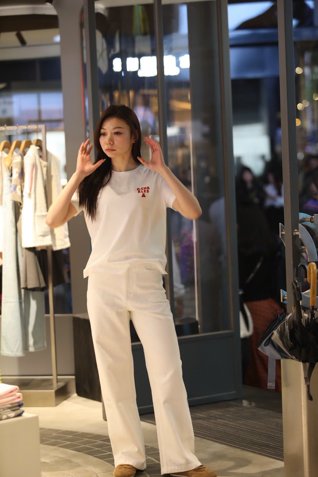  Áo phông trắng, chữ C.Charles đỏ 