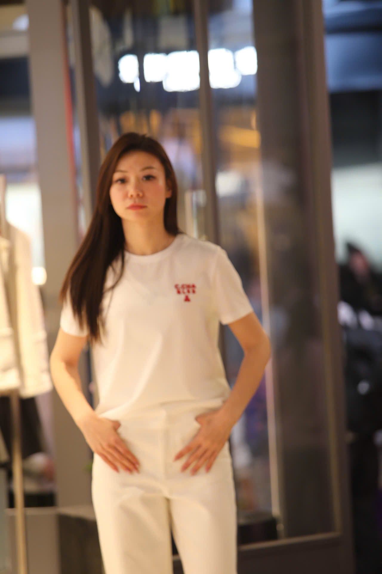  Áo phông trắng, chữ C.Charles đỏ 