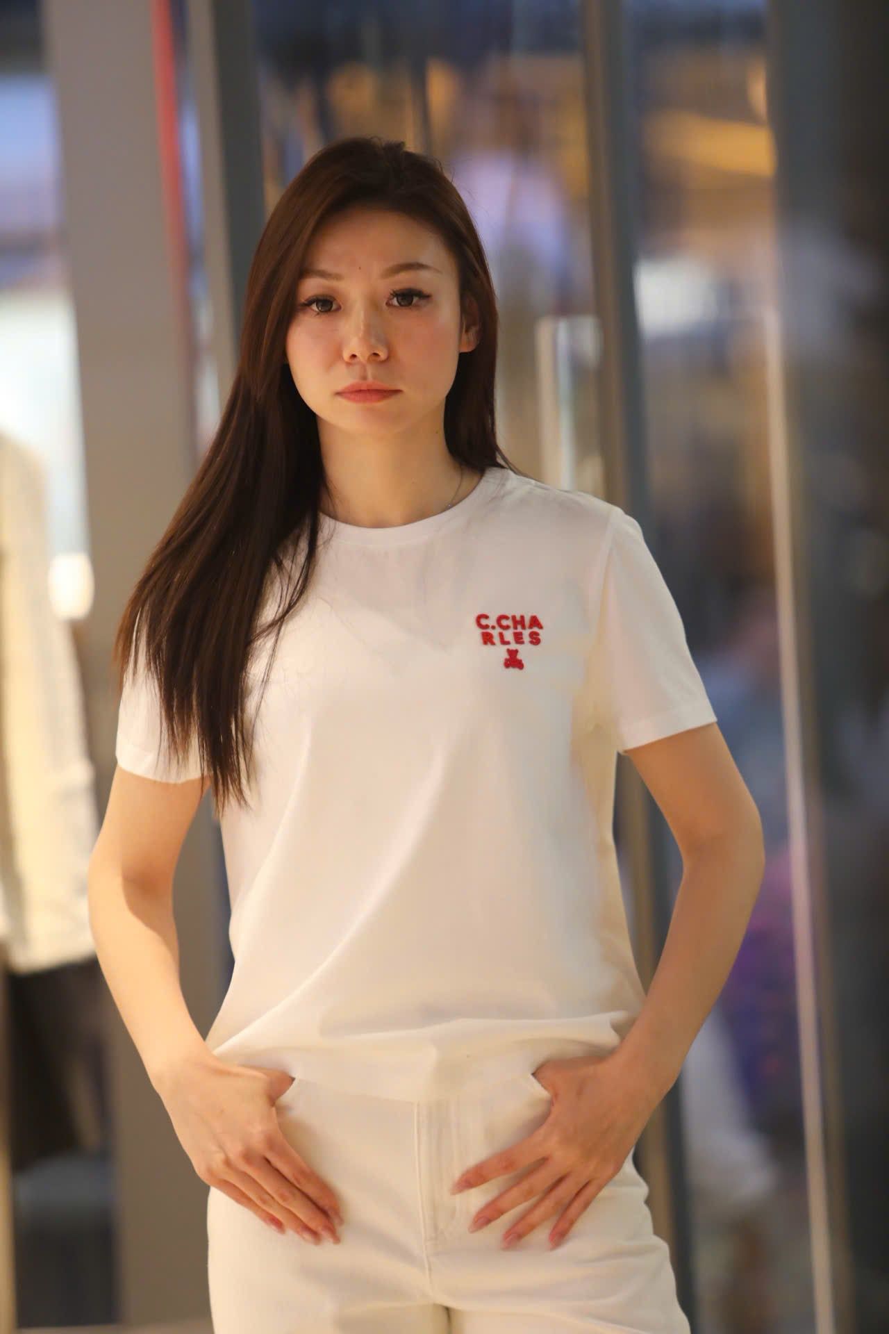  Áo phông trắng, chữ C.Charles đỏ 