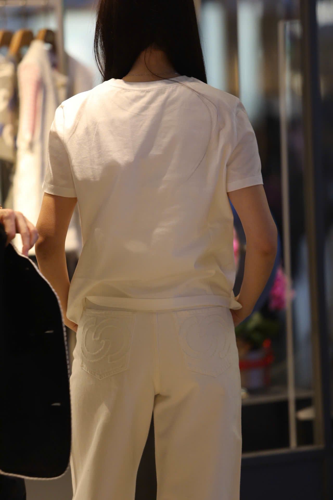  Áo phông trắng, chữ C.Charles đỏ 