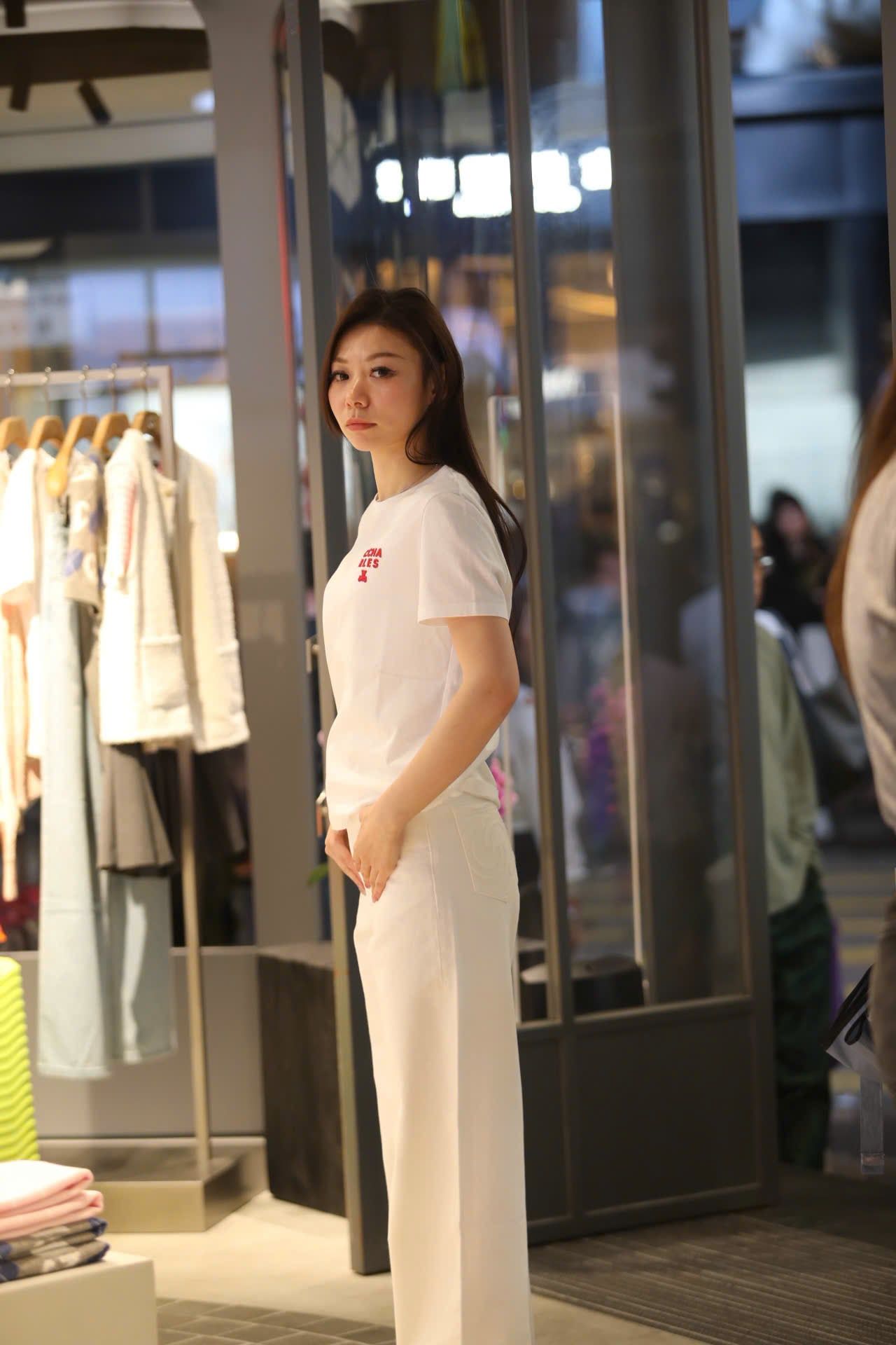  Áo phông trắng, chữ C.Charles đỏ 