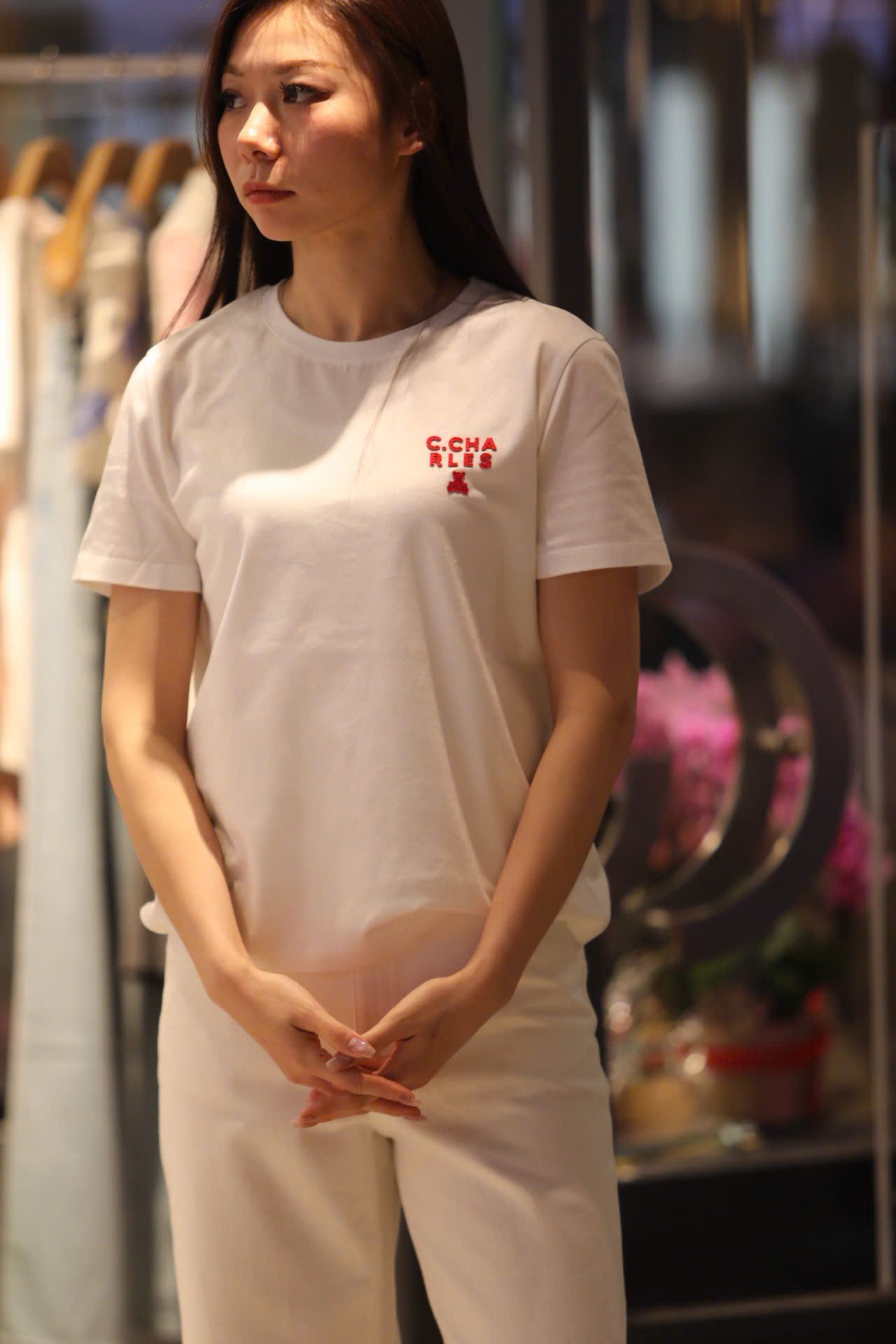  Áo phông trắng, chữ C.Charles đỏ 