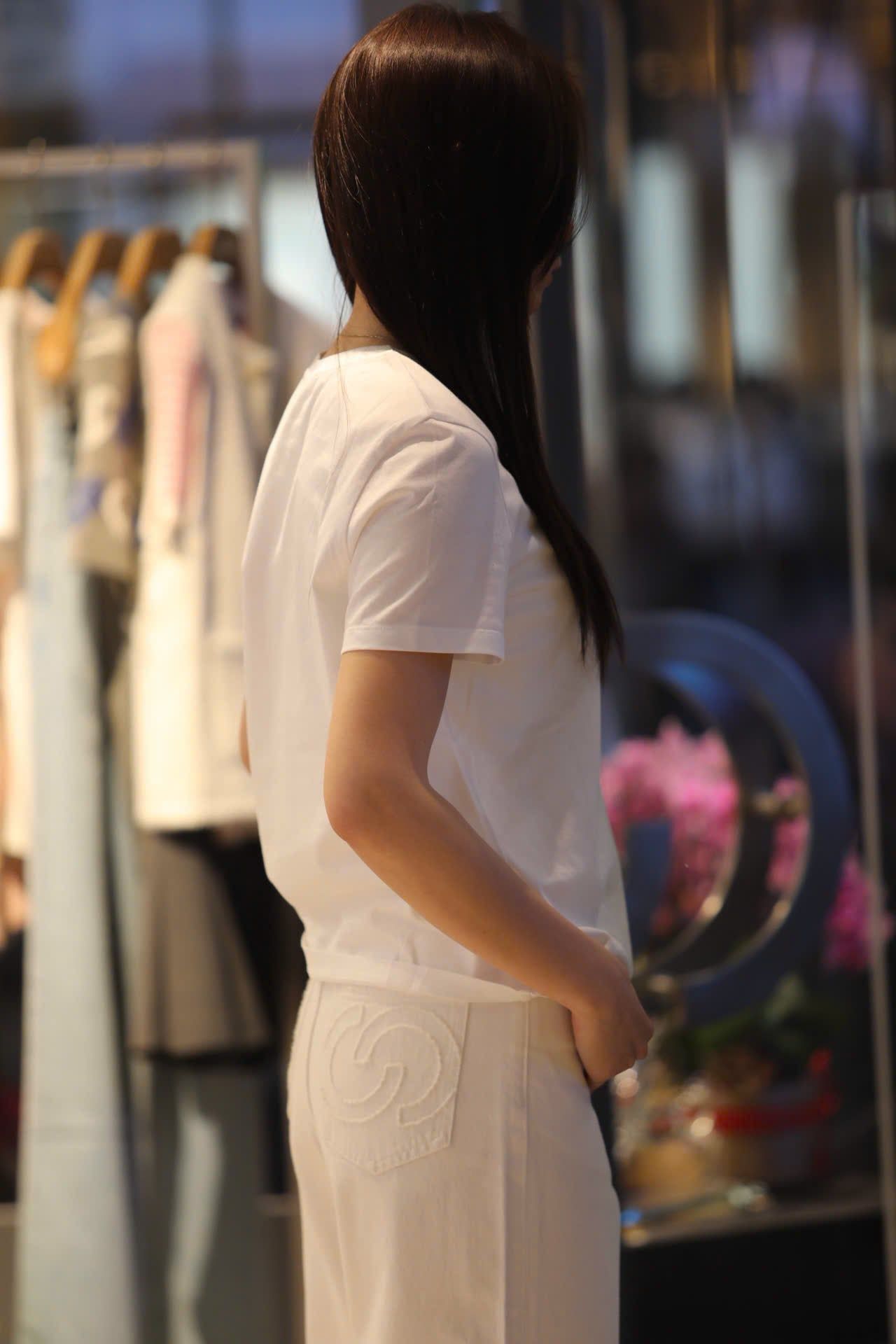  Áo phông trắng, chữ C.Charles đỏ 