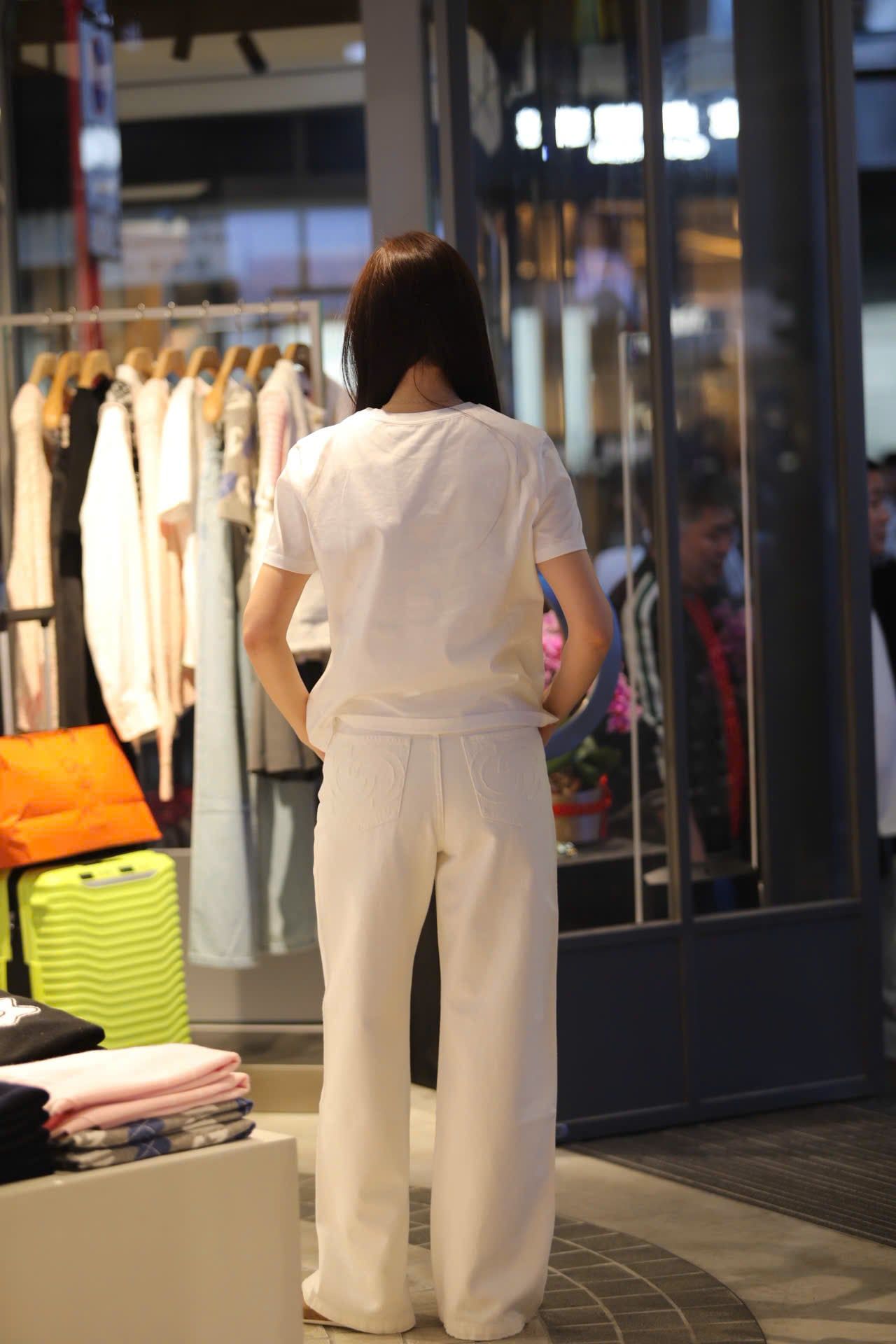  Áo phông trắng, chữ C.Charles đỏ 