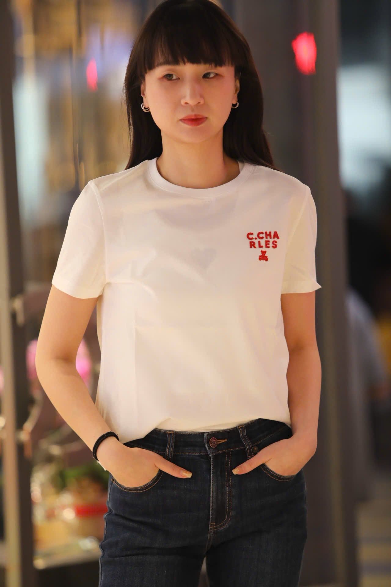  Áo phông trắng, chữ C.Charles đỏ 