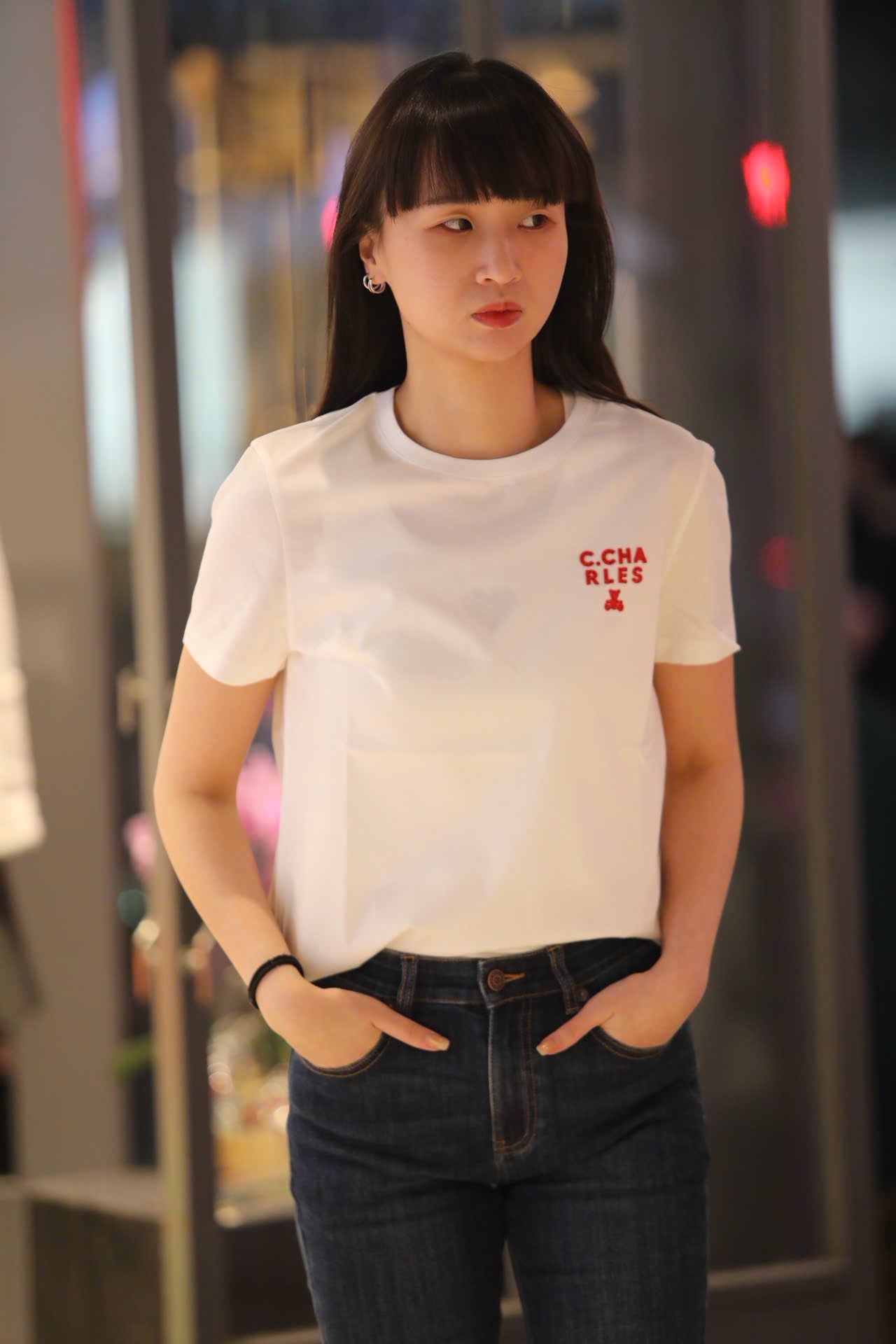  Áo phông trắng, chữ C.Charles đỏ 