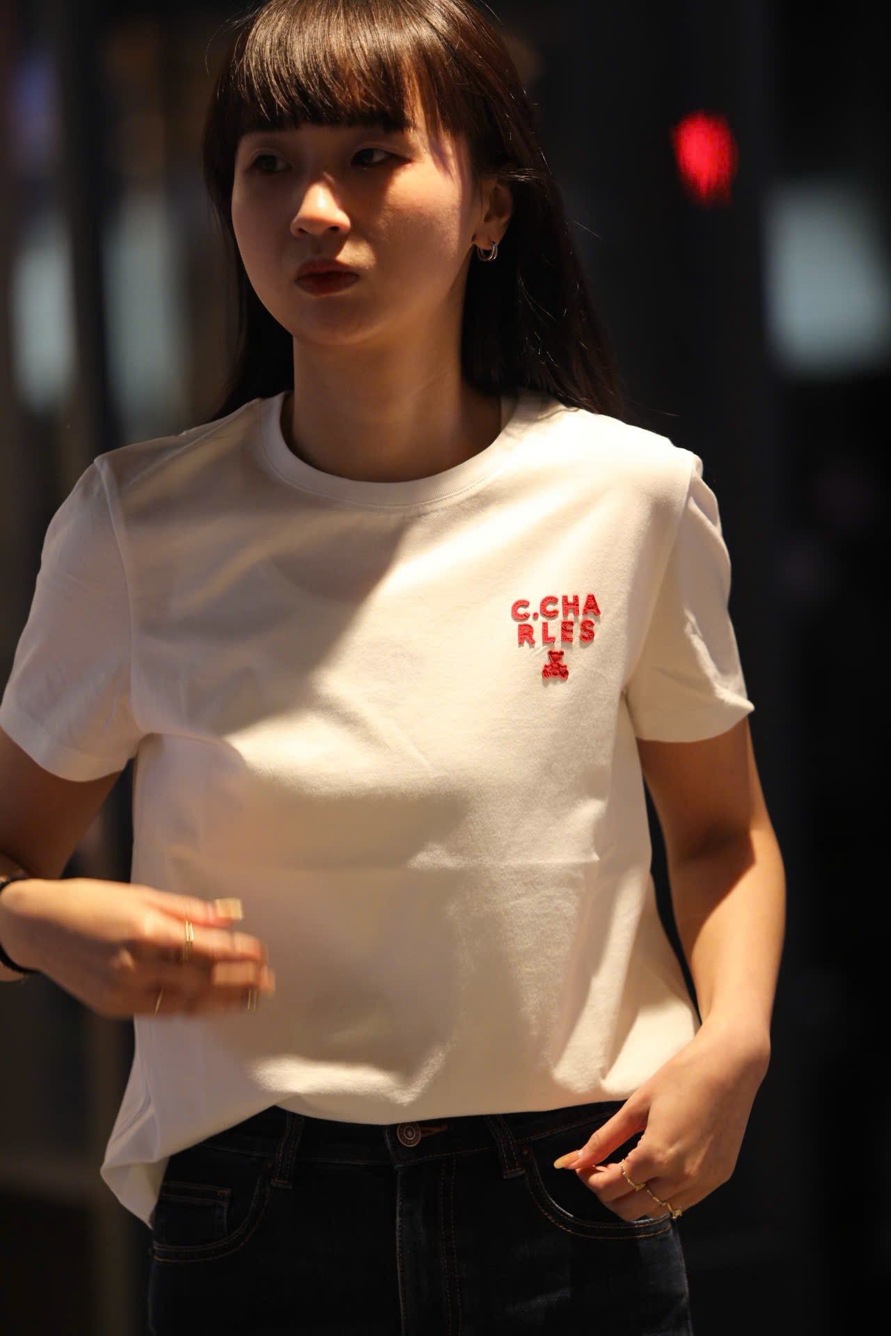  Áo phông trắng, chữ C.Charles đỏ 