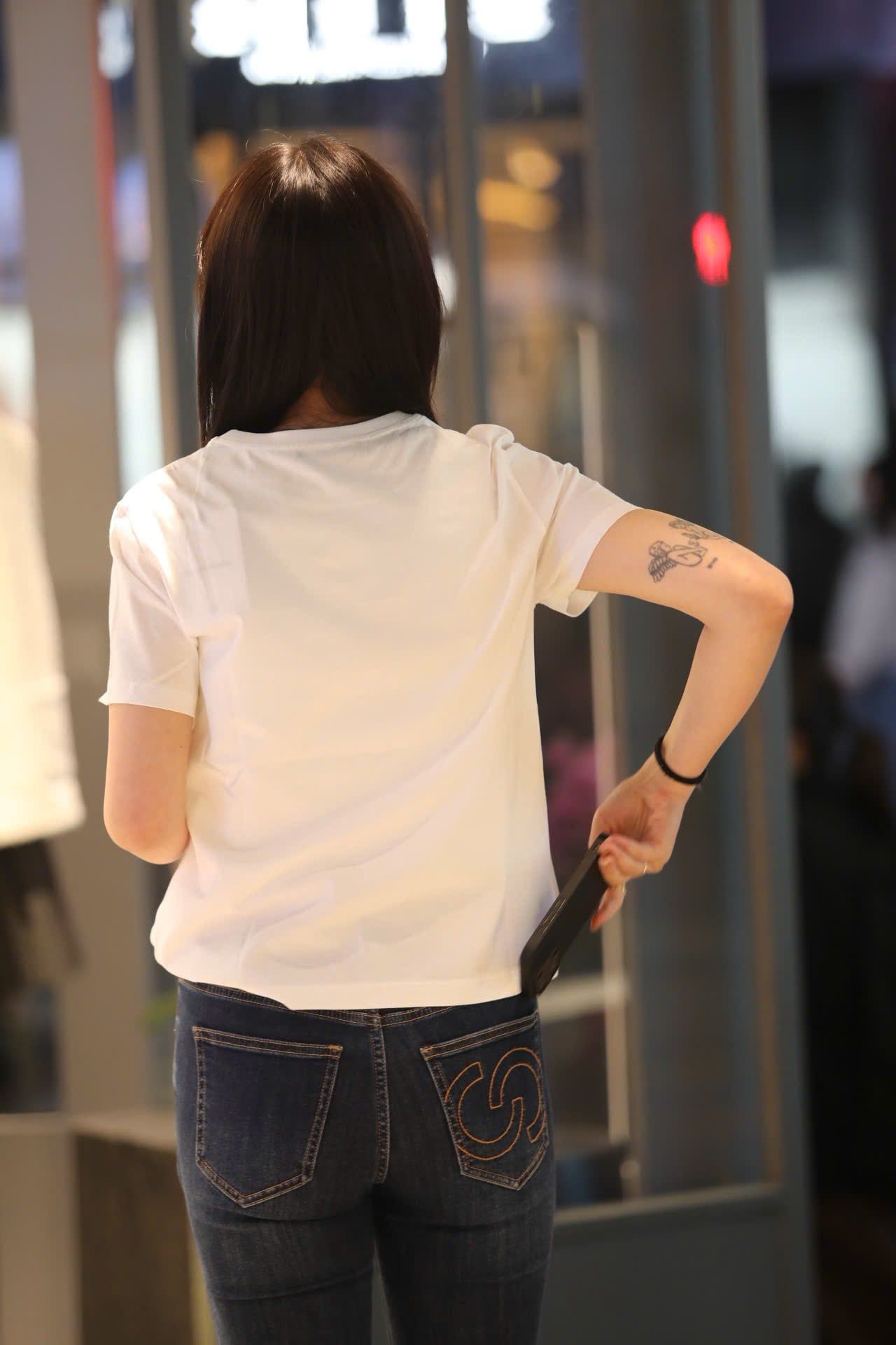  Áo phông trắng, chữ C.Charles đỏ 