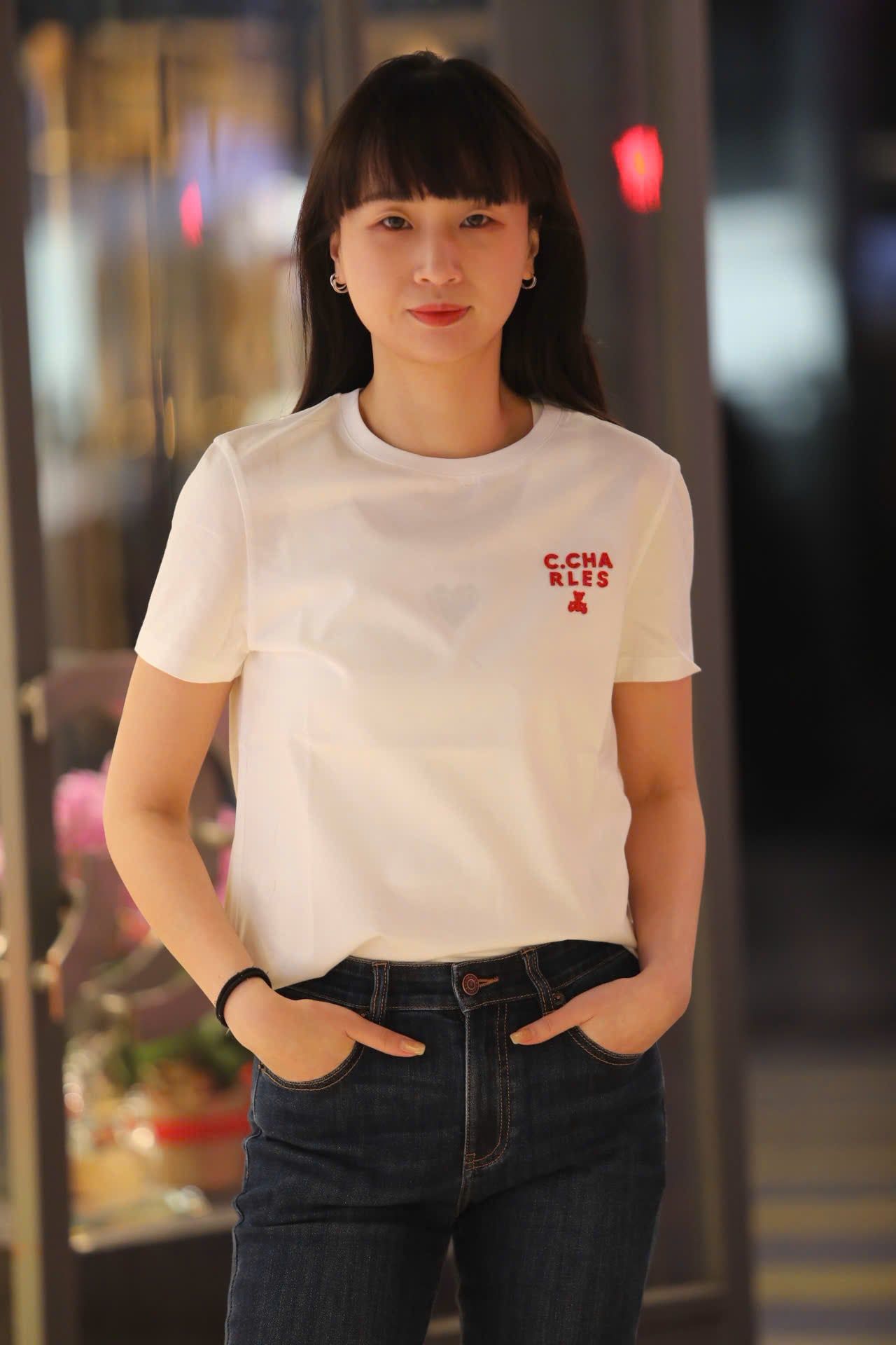  Áo phông trắng, chữ C.Charles đỏ 