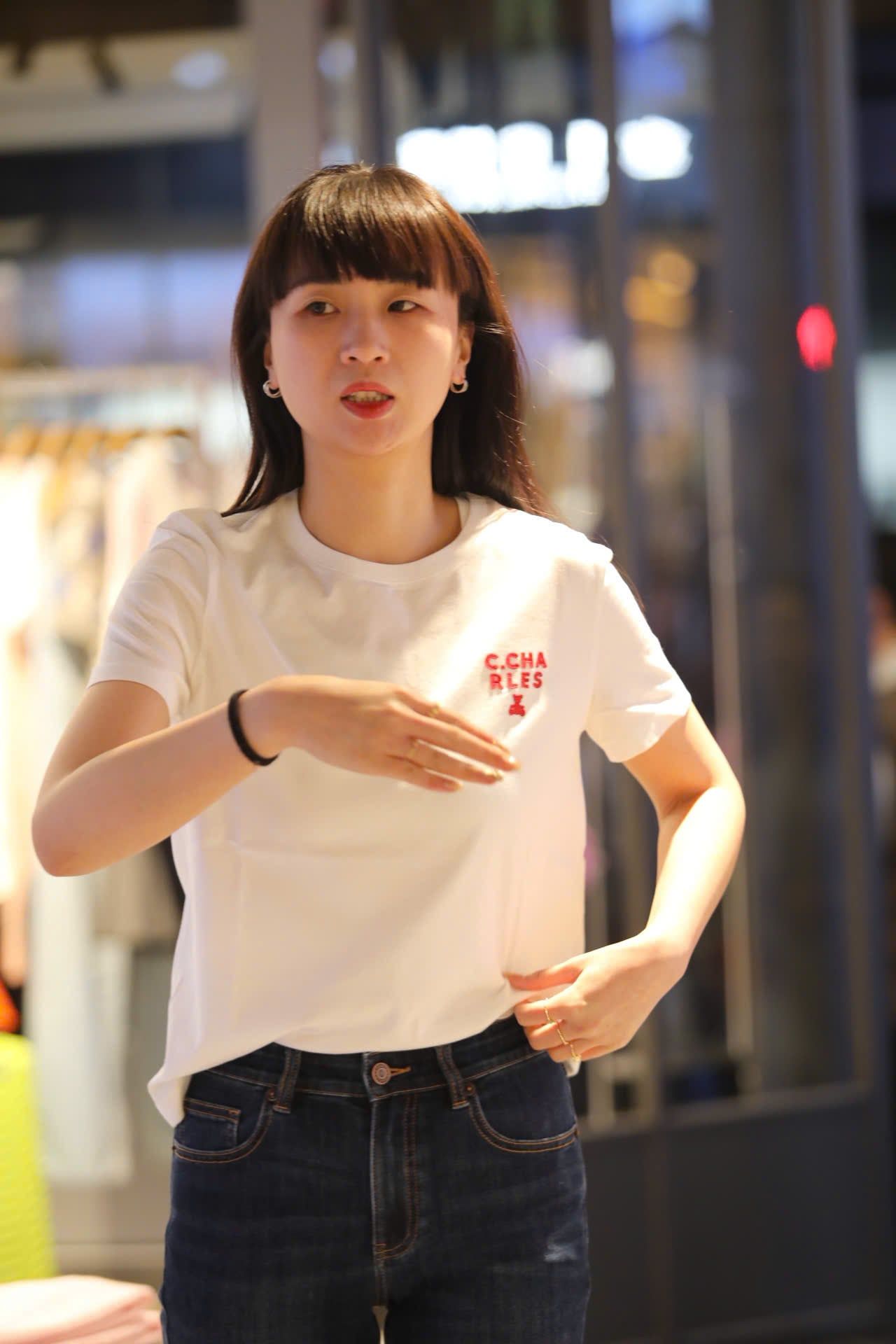  Áo phông trắng, chữ C.Charles đỏ 