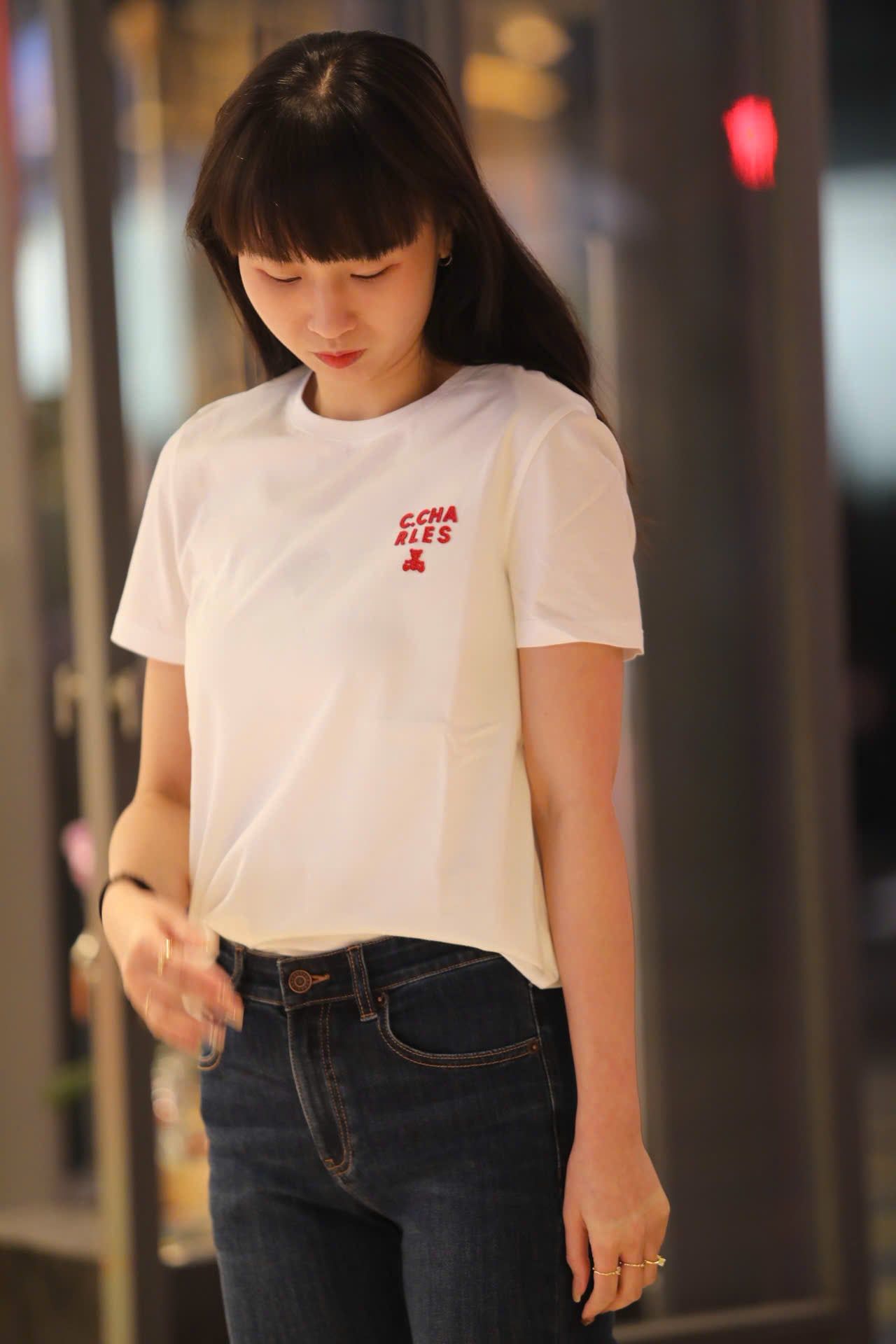  Áo phông trắng, chữ C.Charles đỏ 