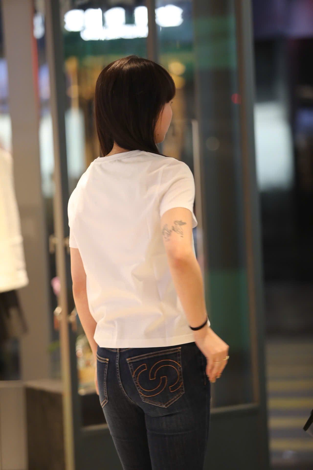  Áo phông trắng, chữ C.Charles đỏ 