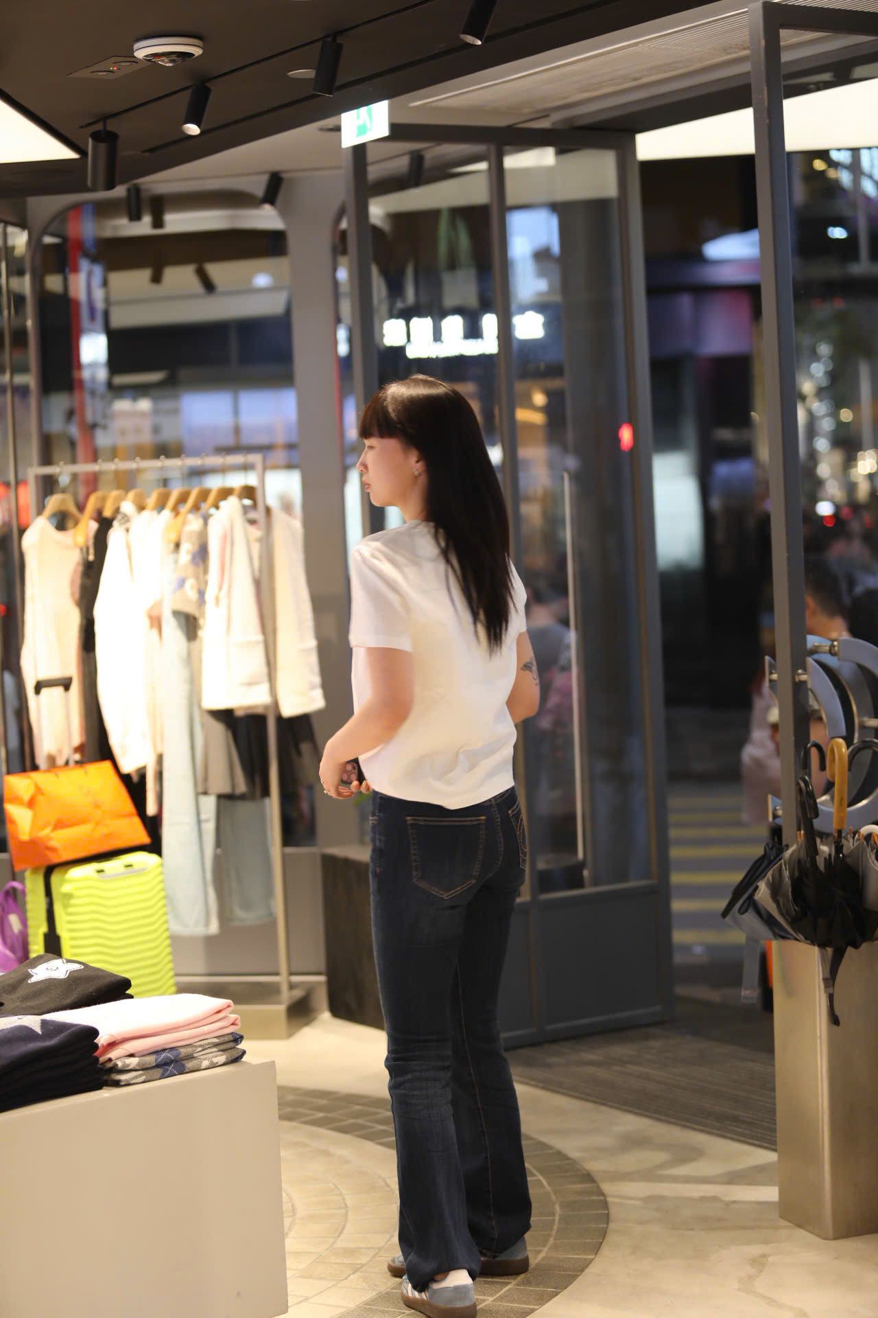  Áo phông trắng, chữ C.Charles đỏ 