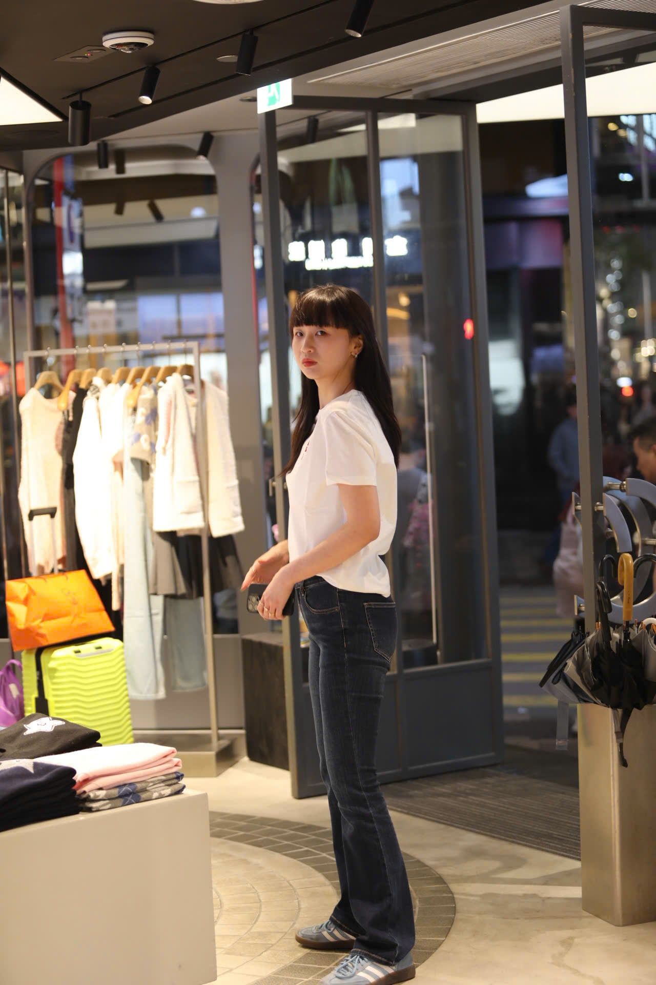  Áo phông trắng, chữ C.Charles đỏ 