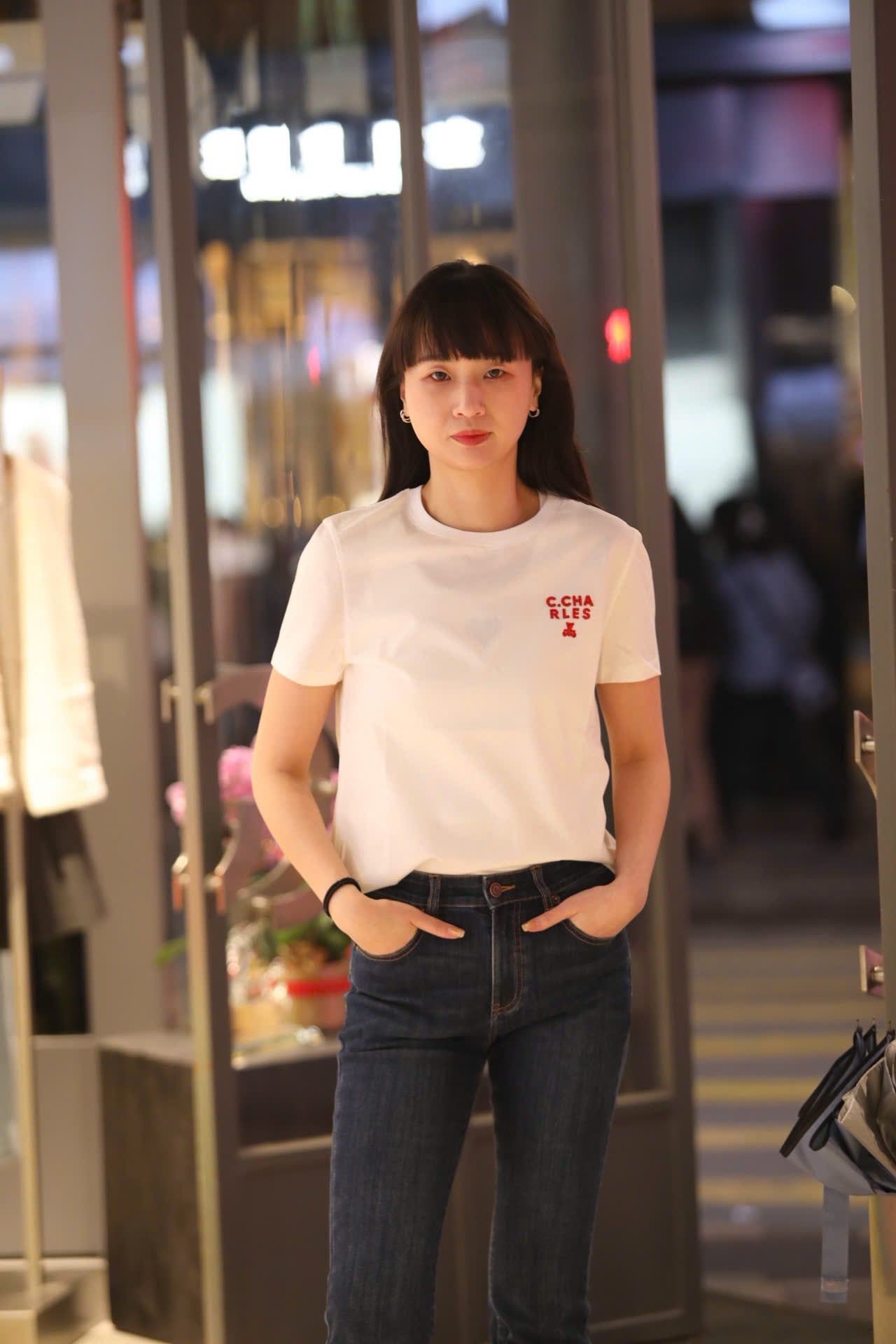  Áo phông trắng, chữ C.Charles đỏ 