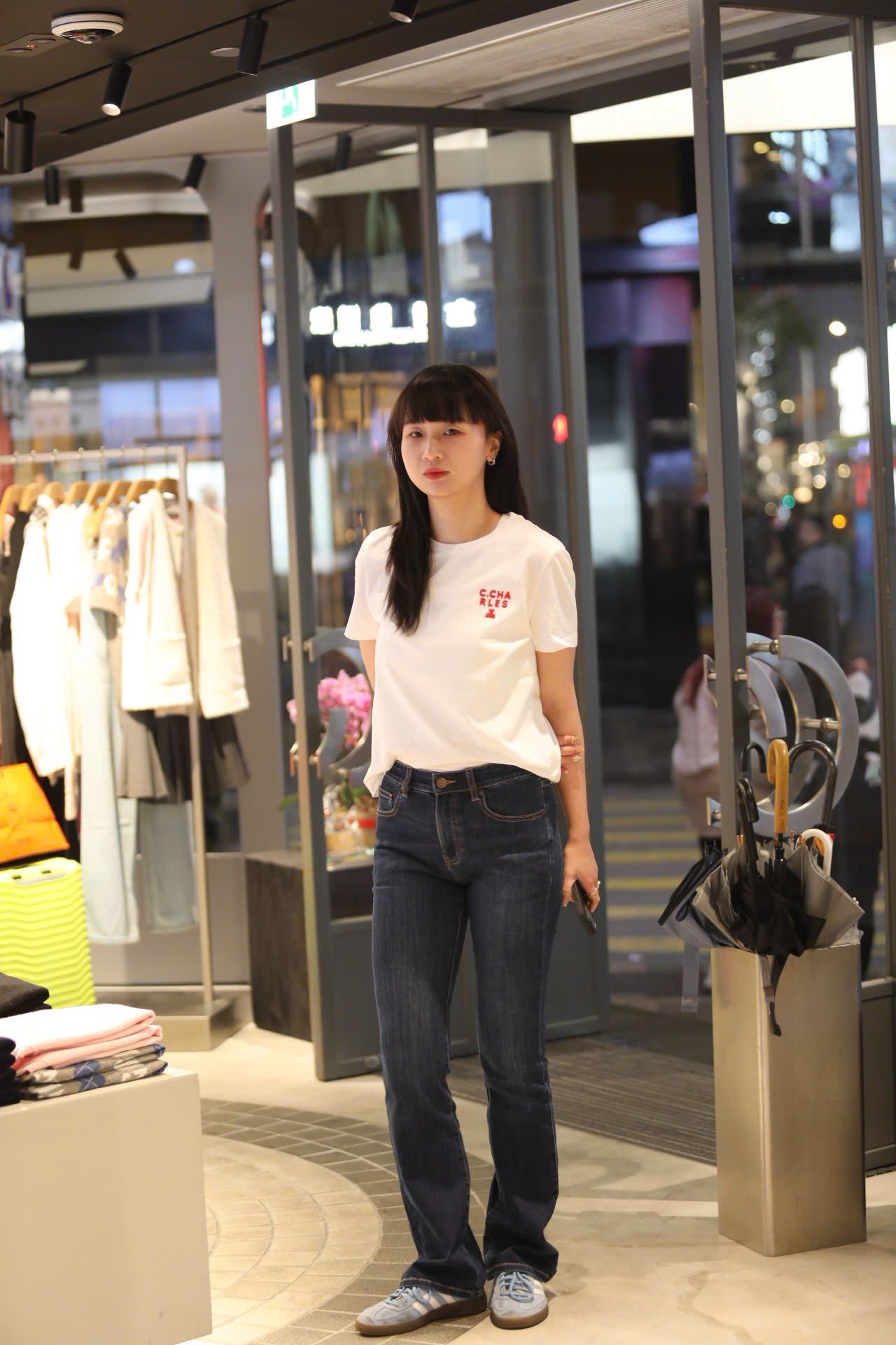  Áo phông trắng, chữ C.Charles đỏ 