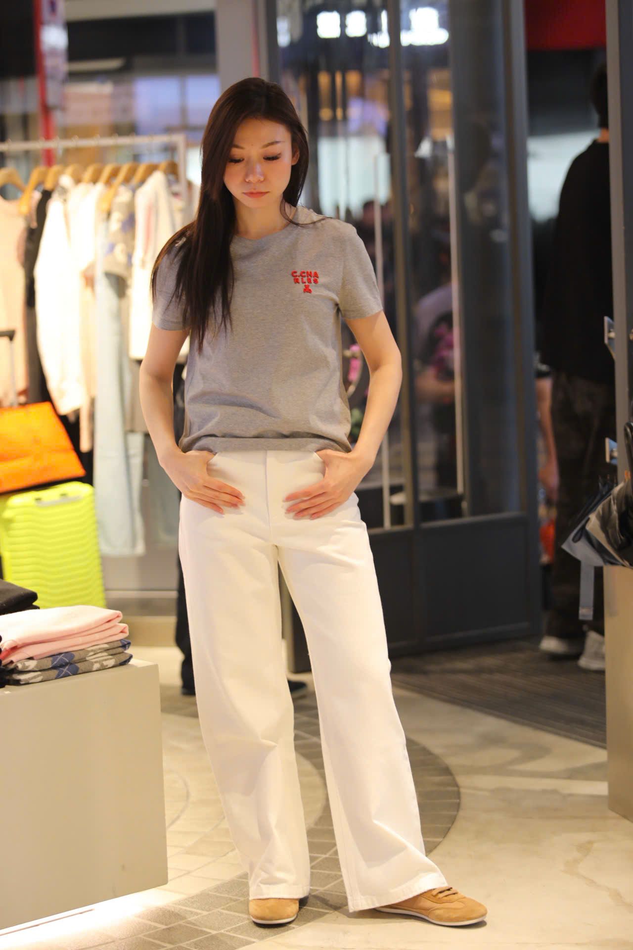  Áo phông xám chữ đỏ nổi 1 bên 