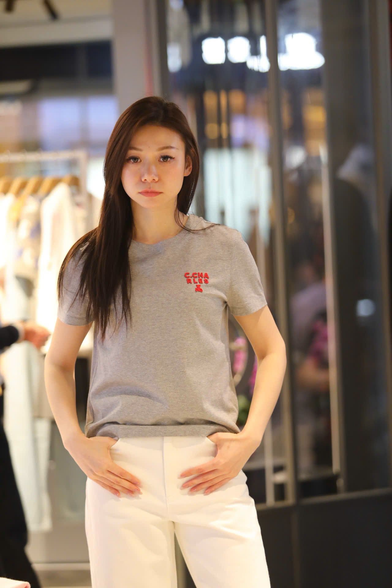  Áo phông xám chữ đỏ nổi 1 bên 