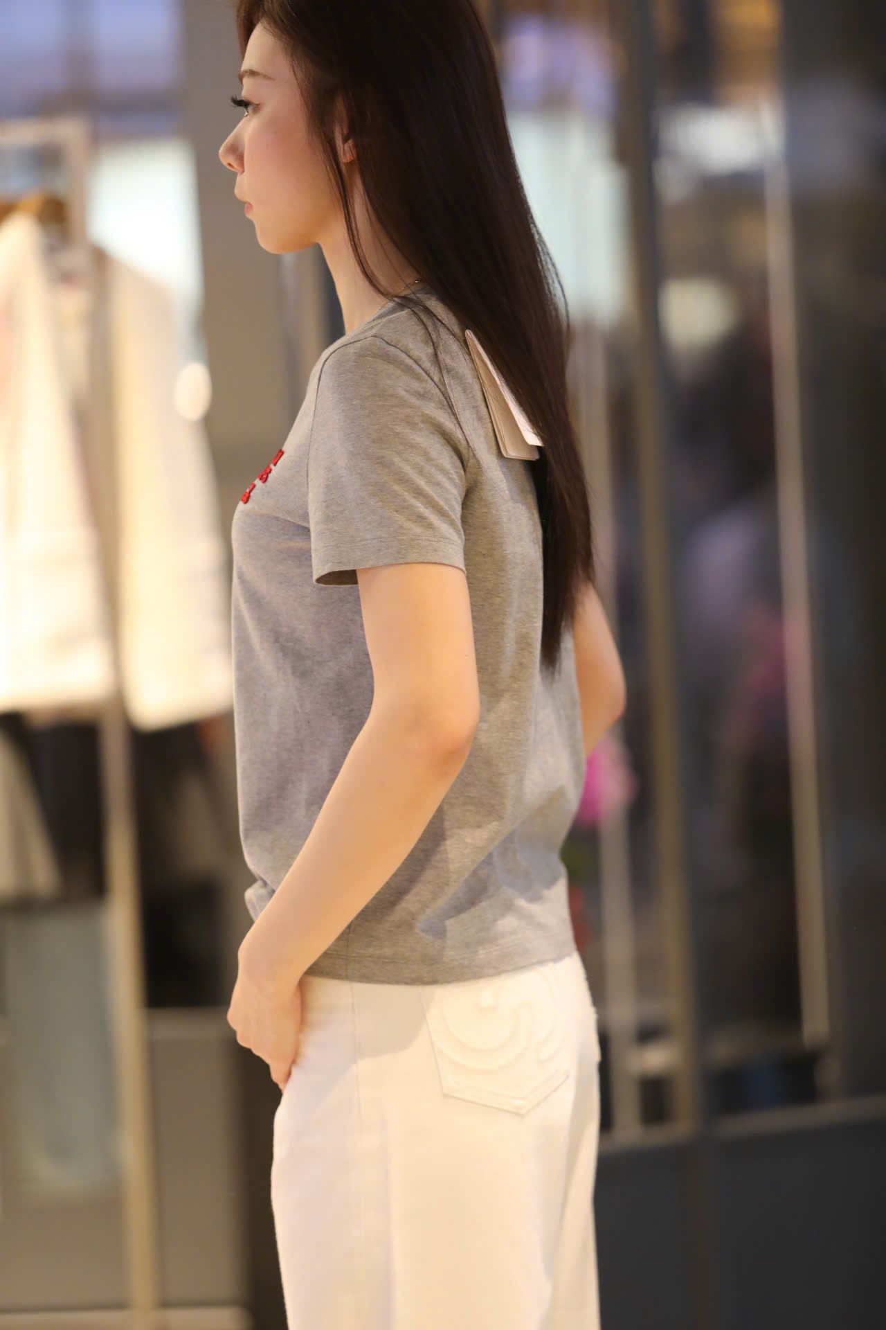  Áo phông xám chữ đỏ nổi 1 bên 