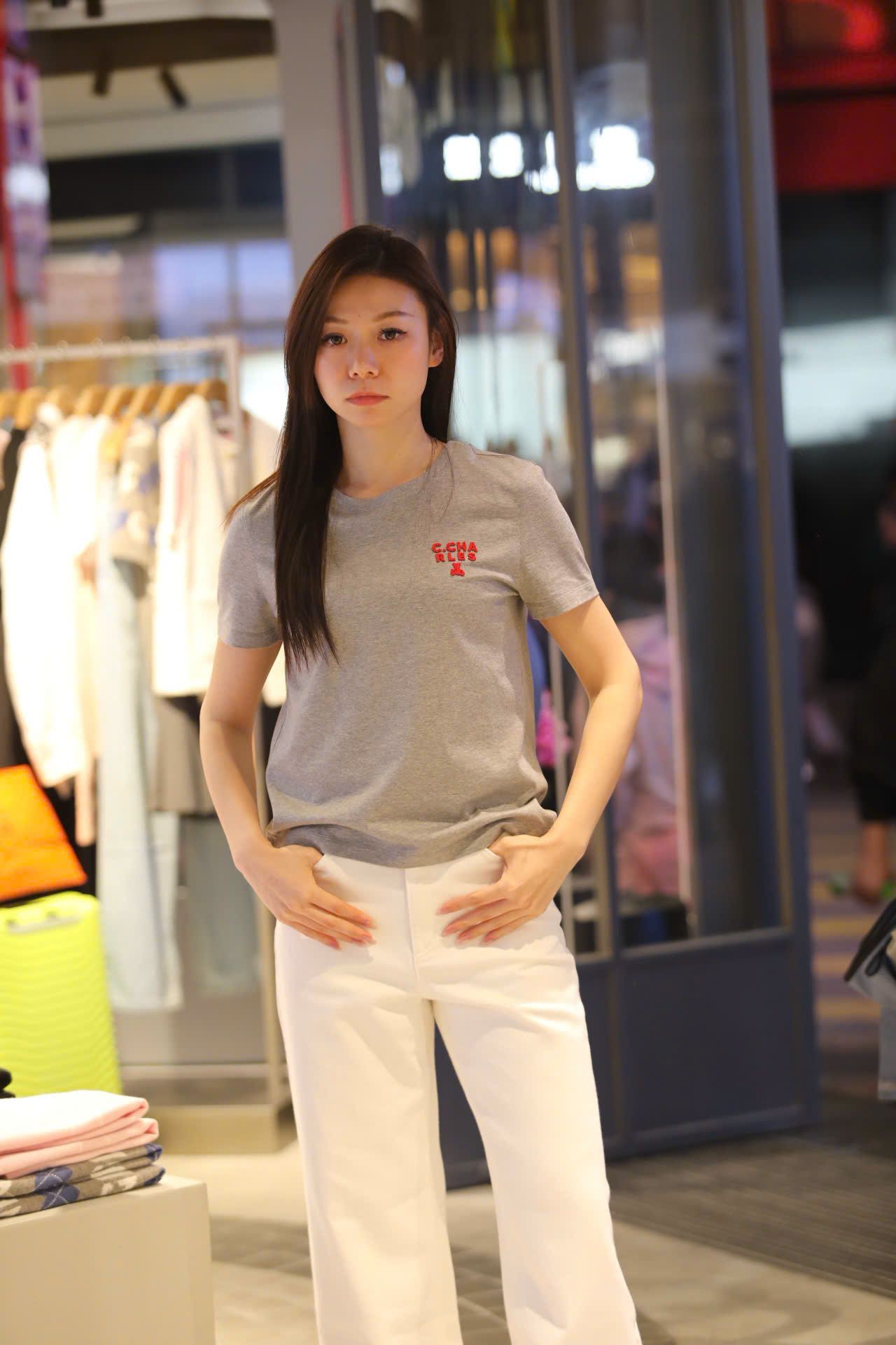  Áo phông xám chữ đỏ nổi 1 bên 