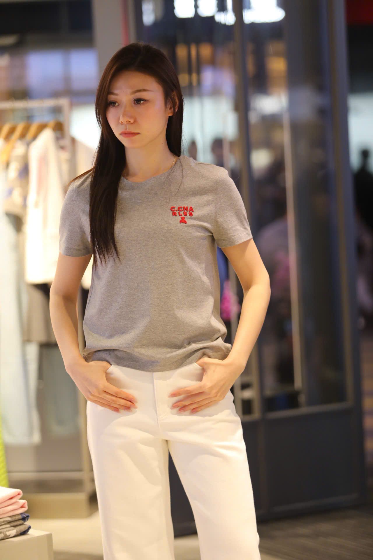  Áo phông xám chữ đỏ nổi 1 bên 