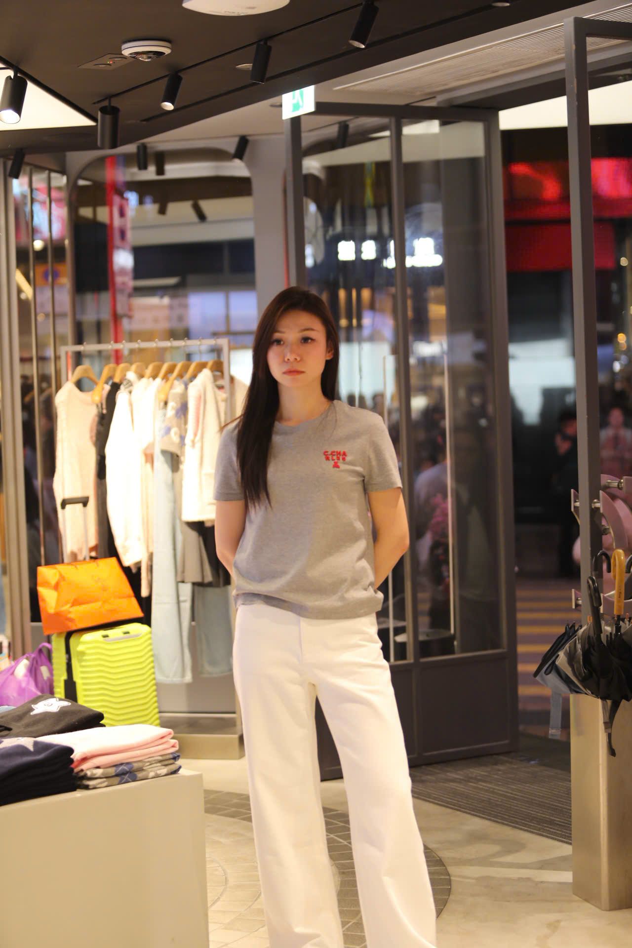  Áo phông xám chữ đỏ nổi 1 bên 