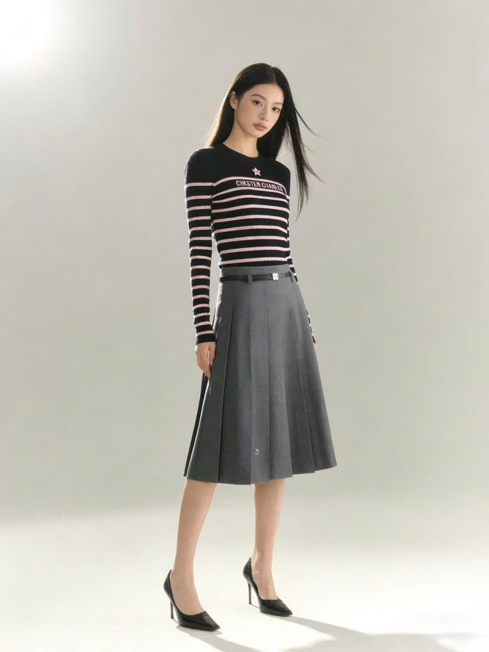  2.Áo len dài tay đen kẻ ngang hồng - ngôi sao giữa 