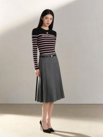  2.Áo len dài tay đen kẻ ngang hồng - ngôi sao giữa 