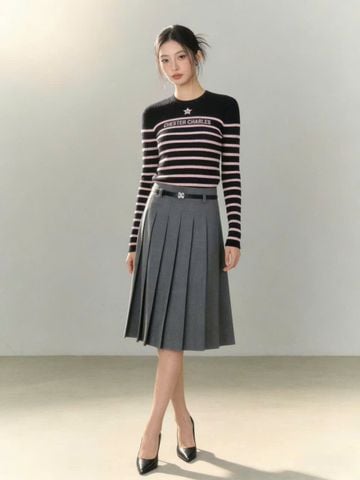  2.Áo len dài tay đen kẻ ngang hồng - ngôi sao giữa 