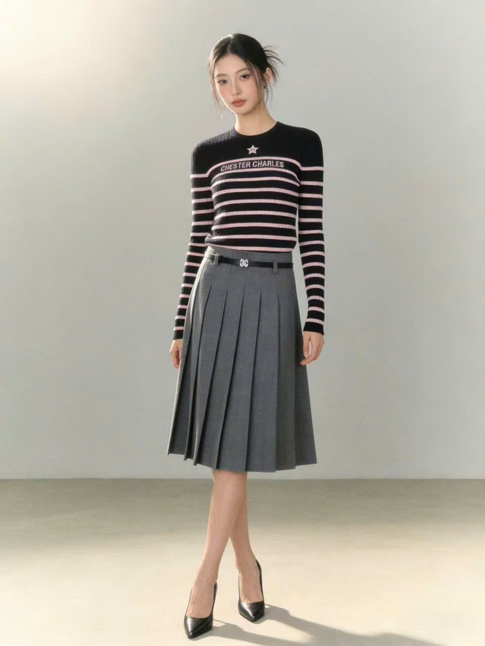  2.Áo len dài tay đen kẻ ngang hồng - ngôi sao giữa 