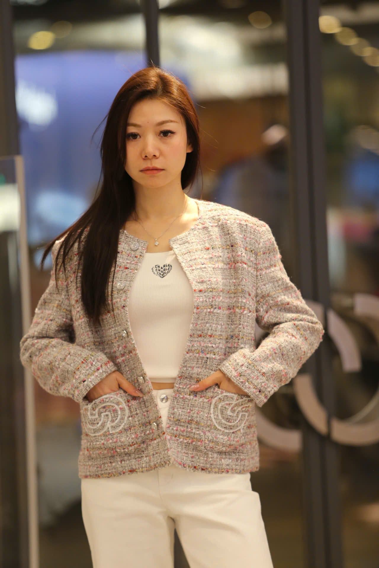  Áo tweed hồng logo CC tròn 2 túi trước 