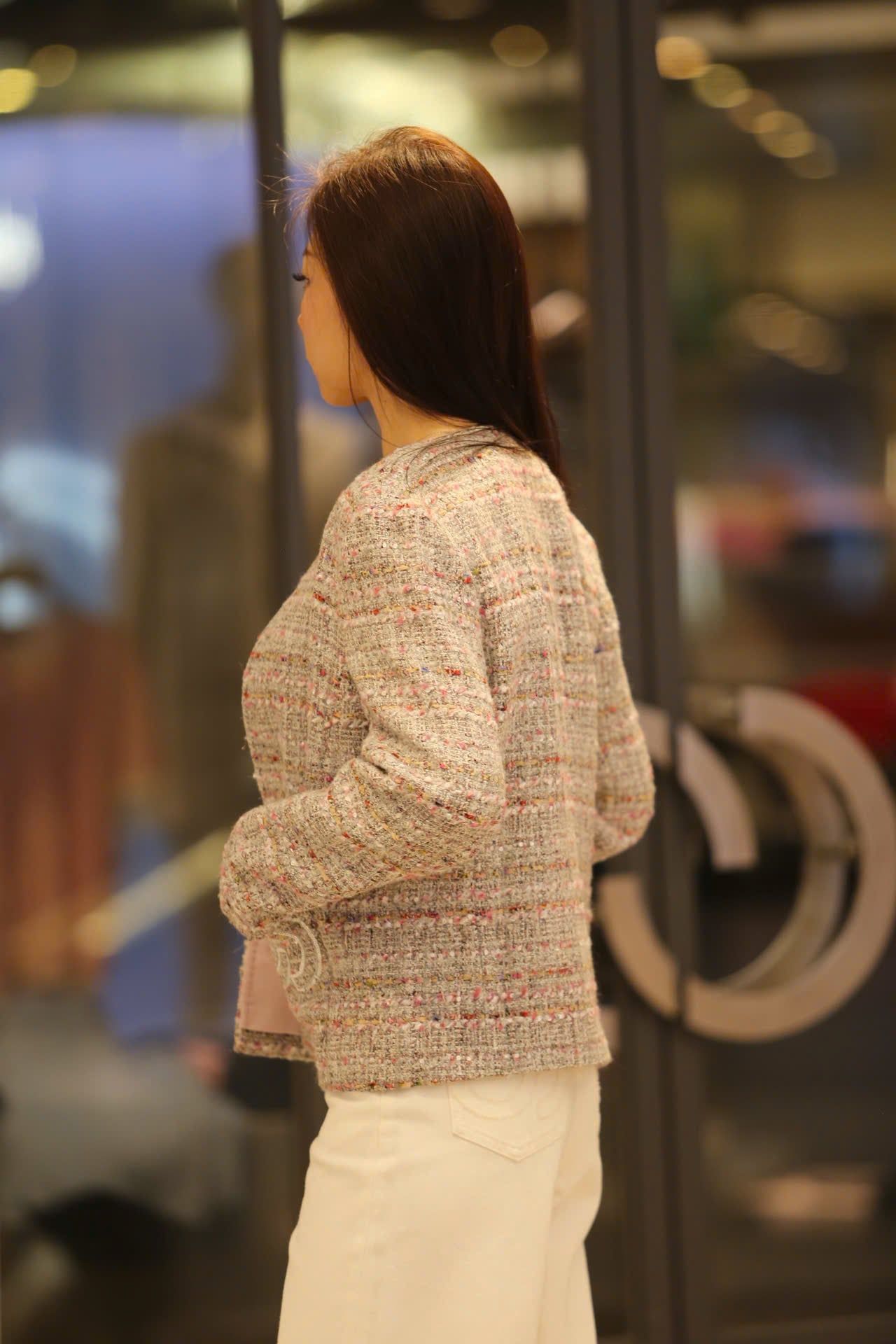  Áo tweed hồng logo CC tròn 2 túi trước 