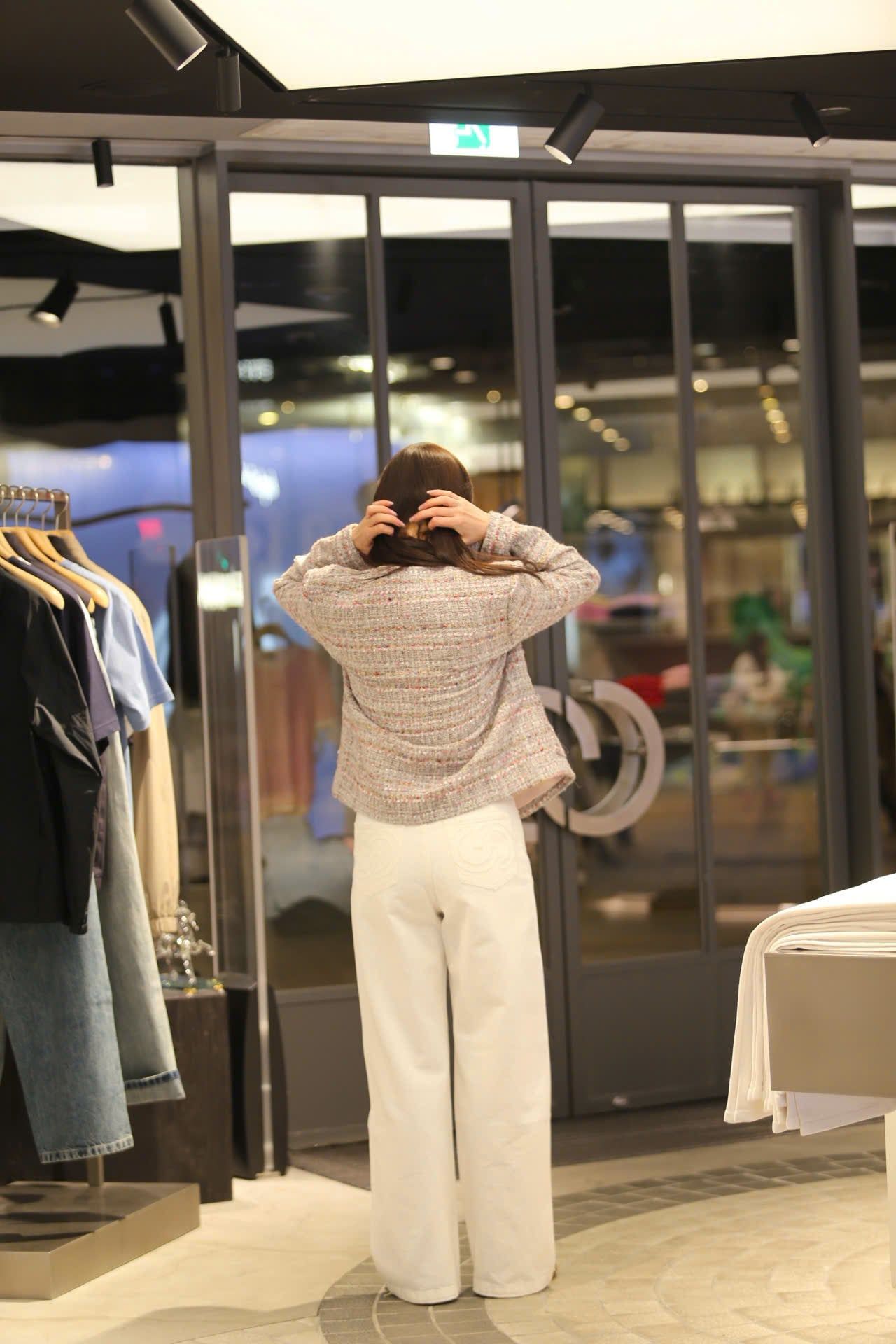  Áo tweed hồng logo CC tròn 2 túi trước 