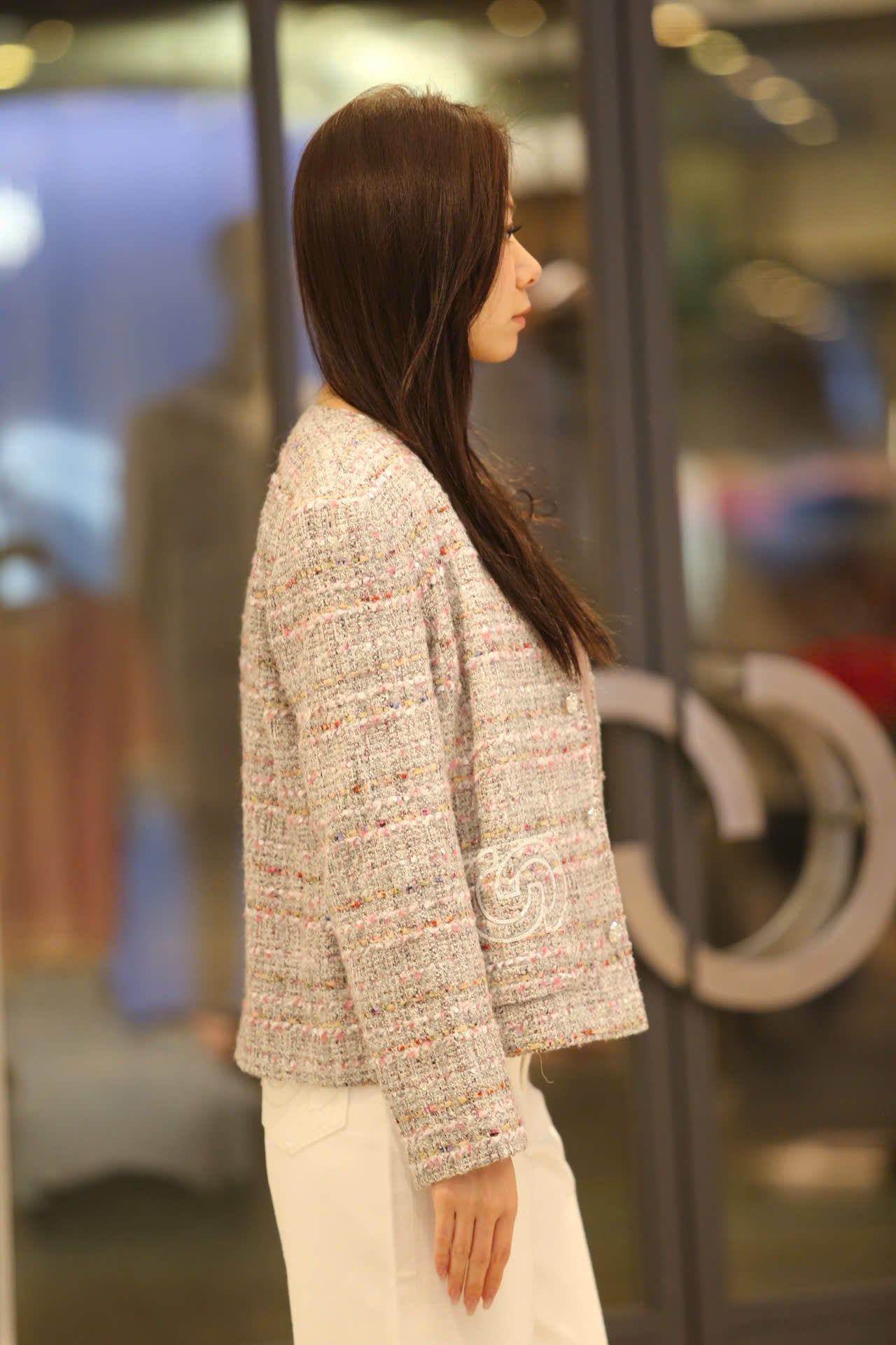  Áo tweed hồng logo CC tròn 2 túi trước 