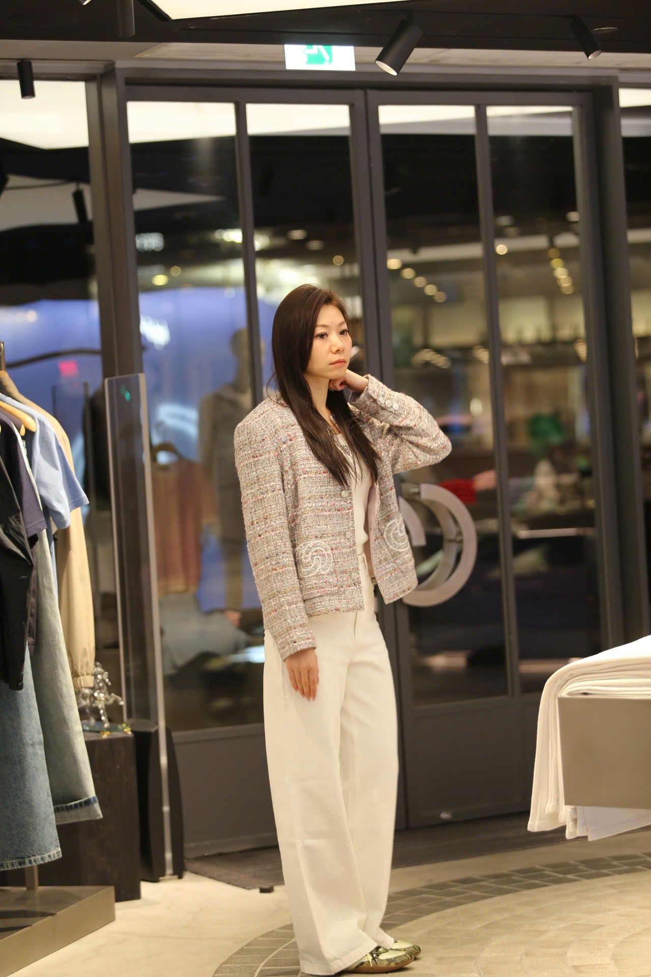  Áo tweed hồng logo CC tròn 2 túi trước 