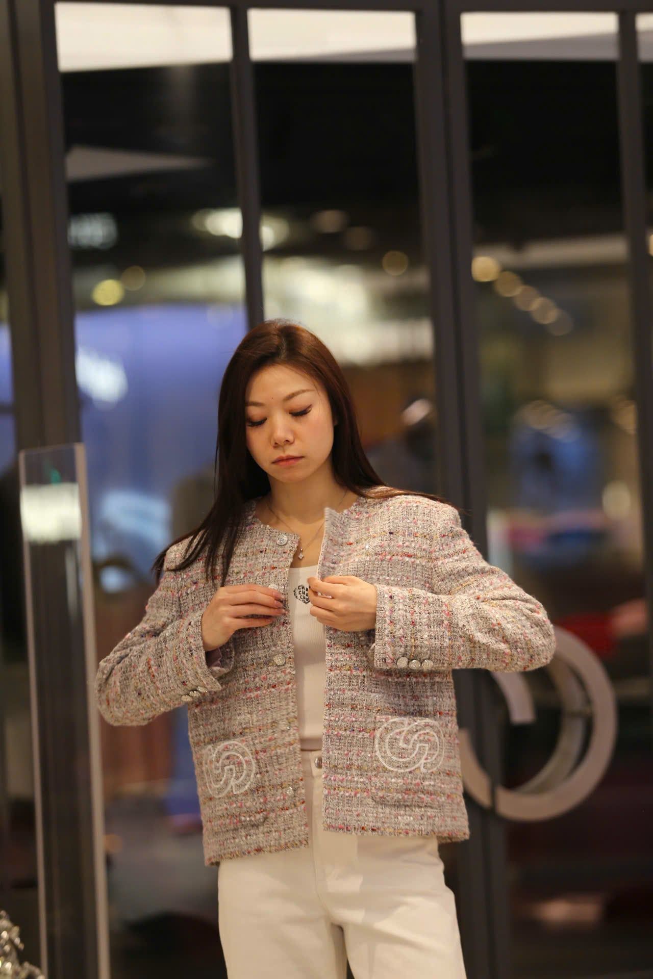  Áo tweed hồng logo CC tròn 2 túi trước 