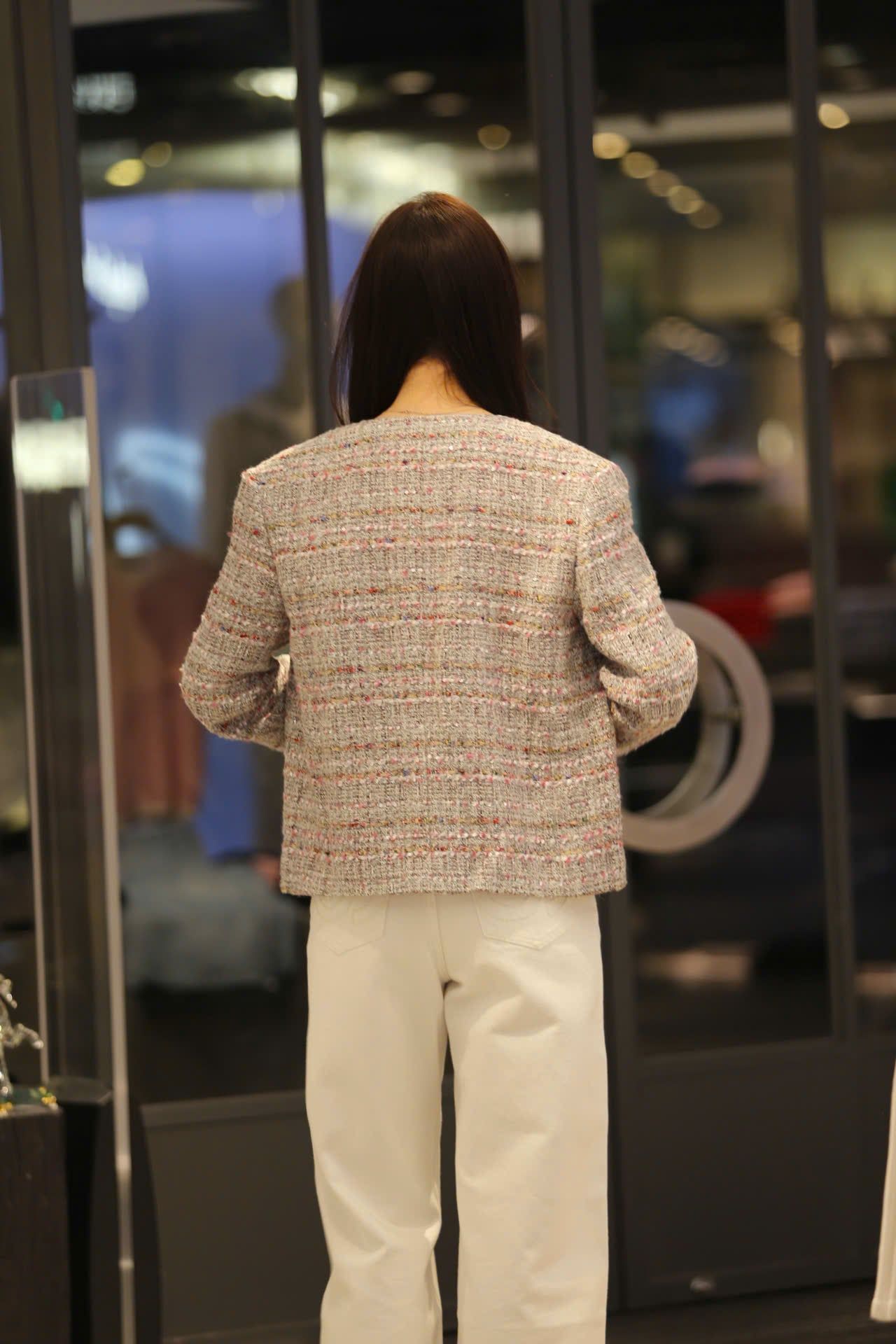  Áo tweed hồng logo CC tròn 2 túi trước 