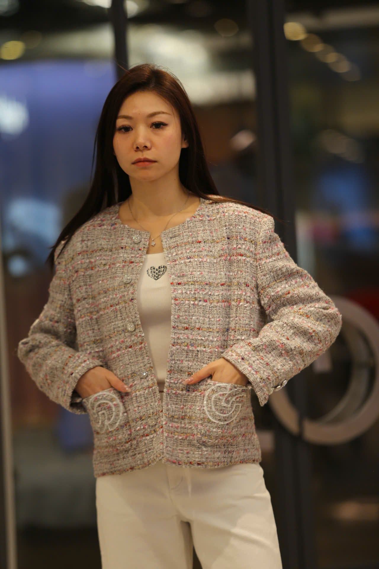  Áo tweed hồng logo CC tròn 2 túi trước 