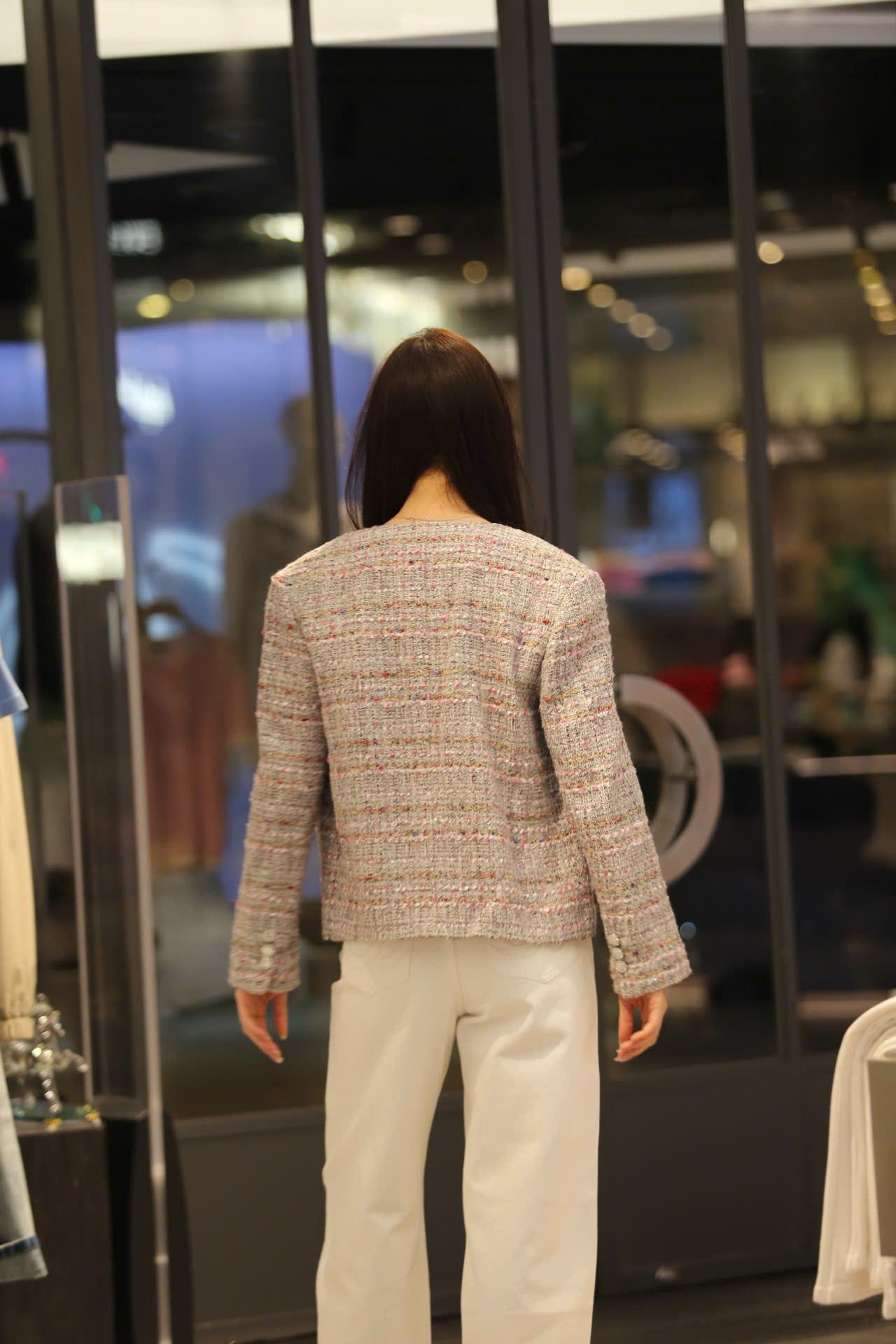  Áo tweed hồng logo CC tròn 2 túi trước 