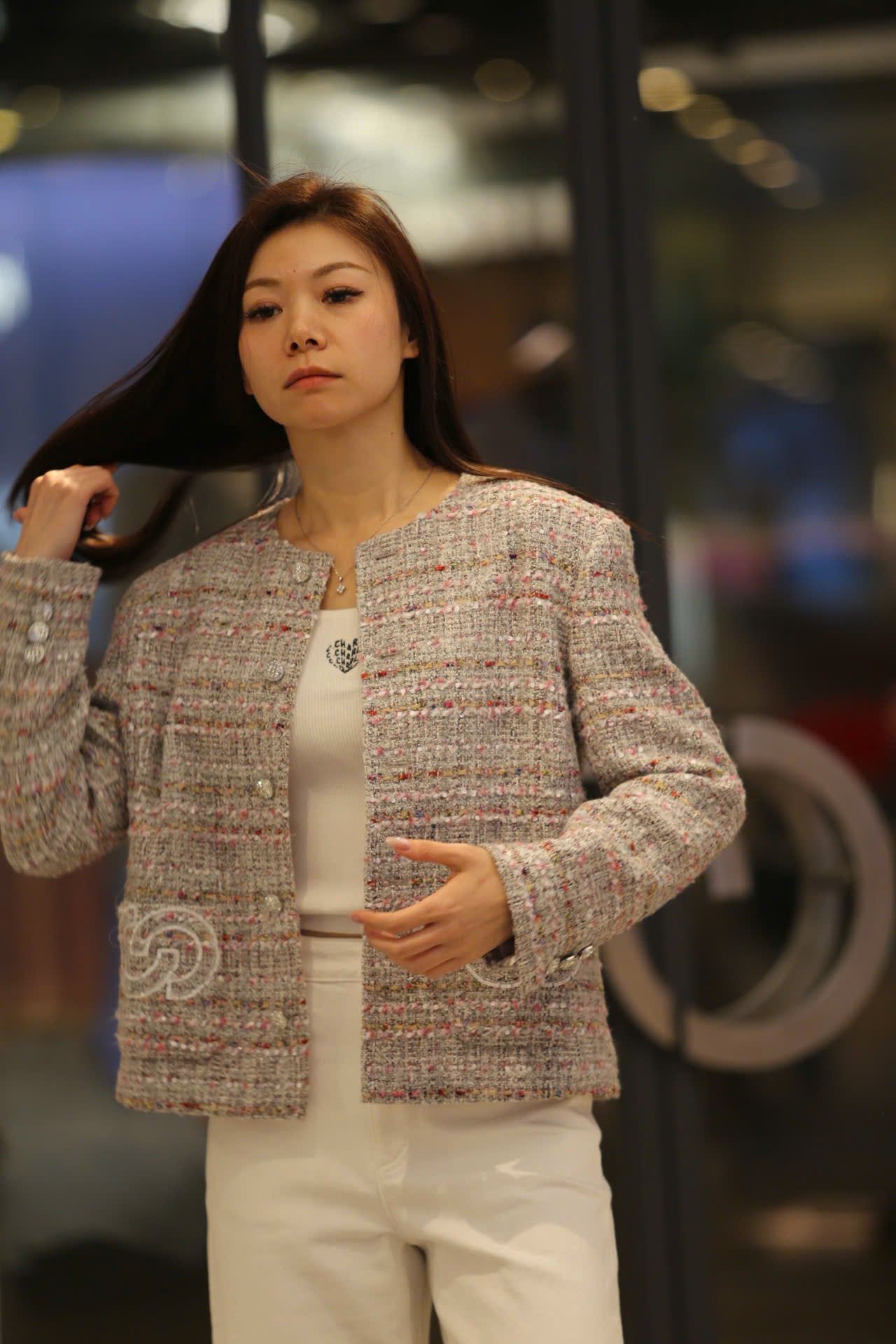  Áo tweed hồng logo CC tròn 2 túi trước 