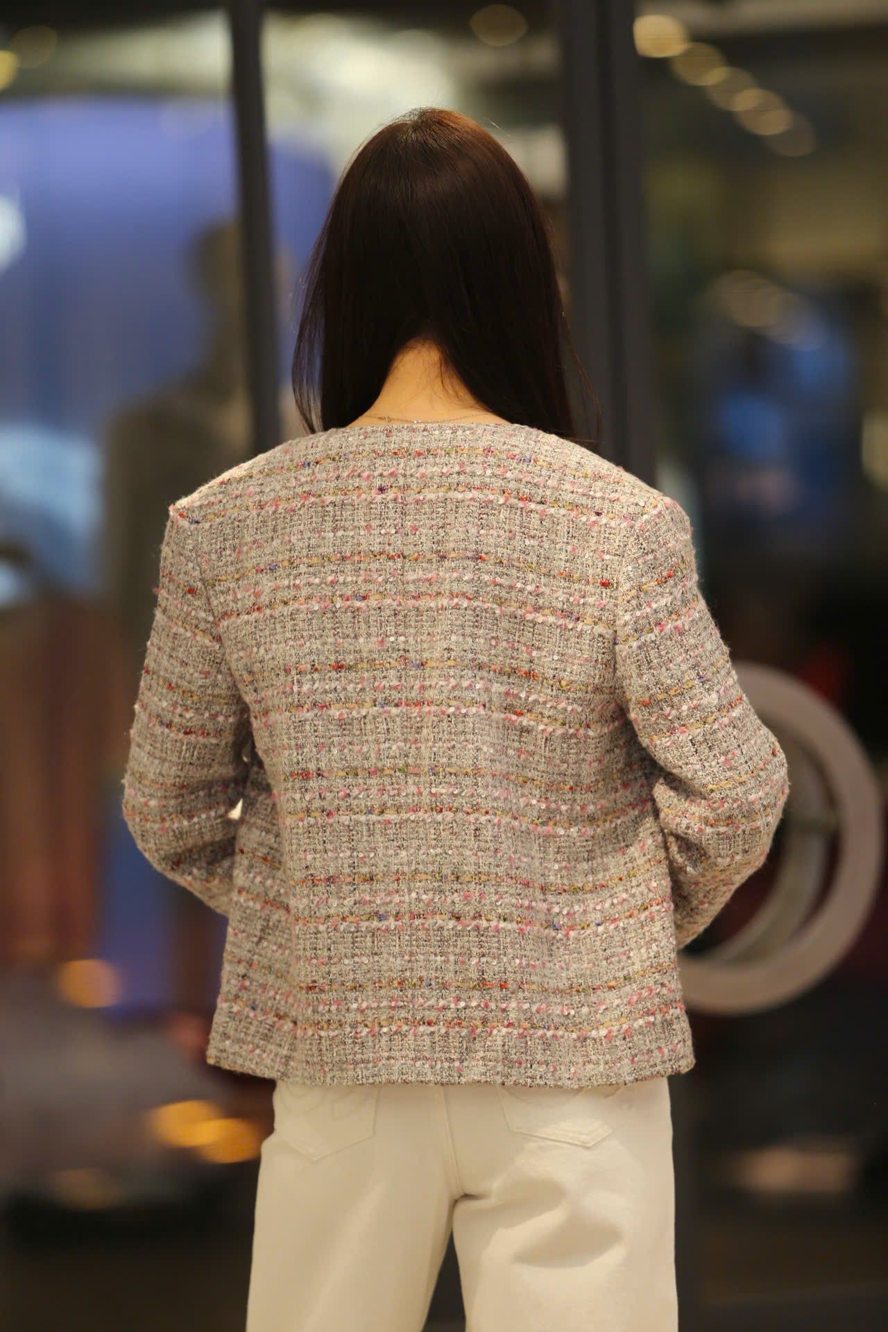  Áo tweed hồng logo CC tròn 2 túi trước 