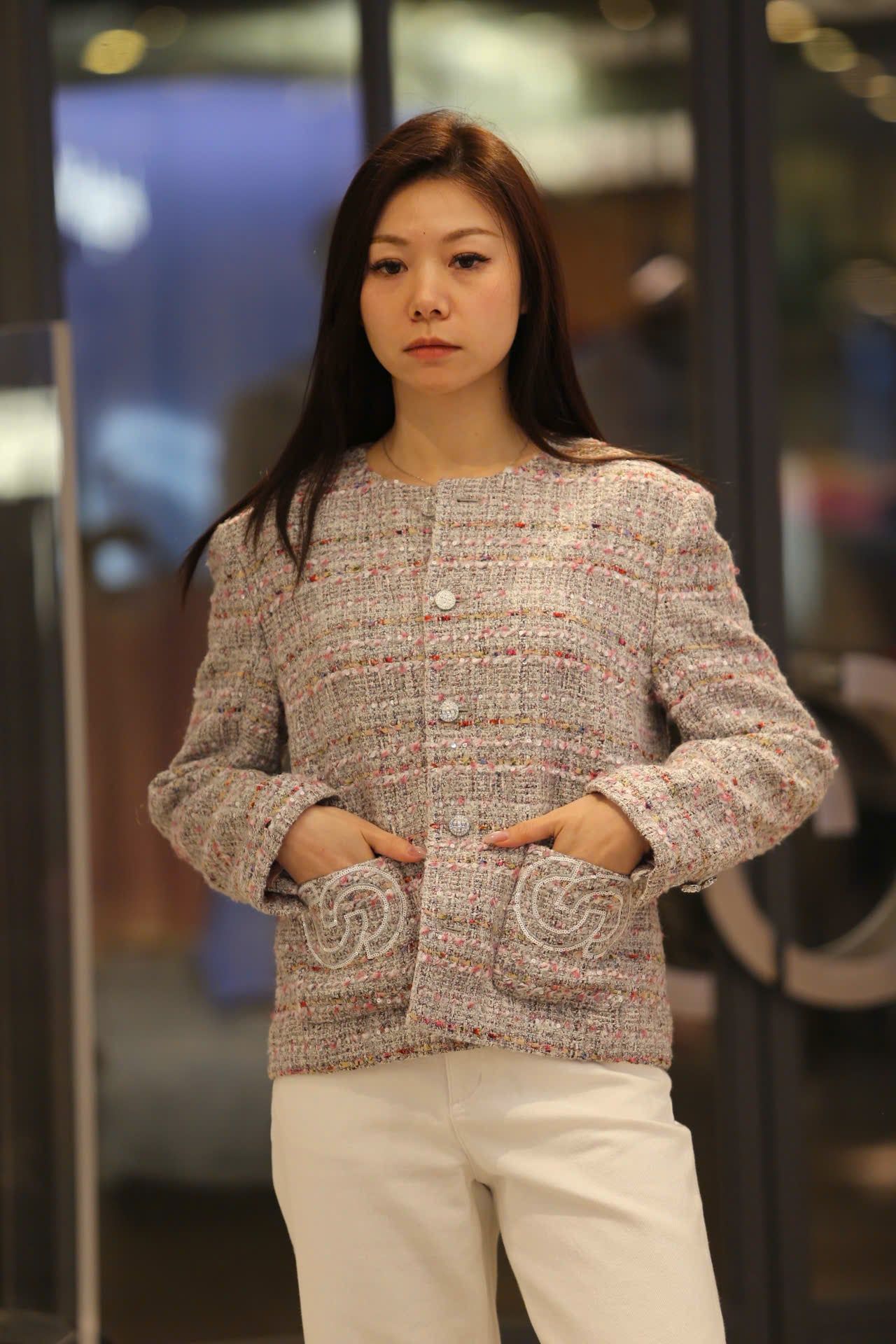  Áo tweed hồng logo CC tròn 2 túi trước 