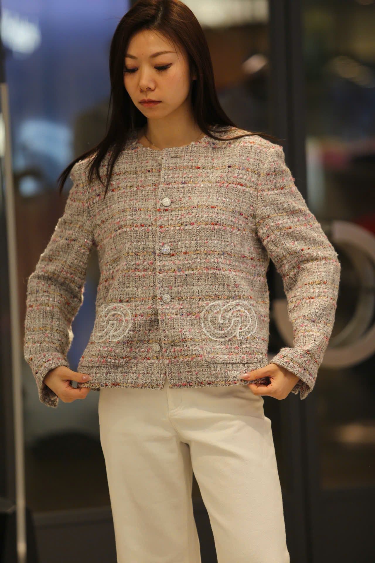  Áo tweed hồng logo CC tròn 2 túi trước 