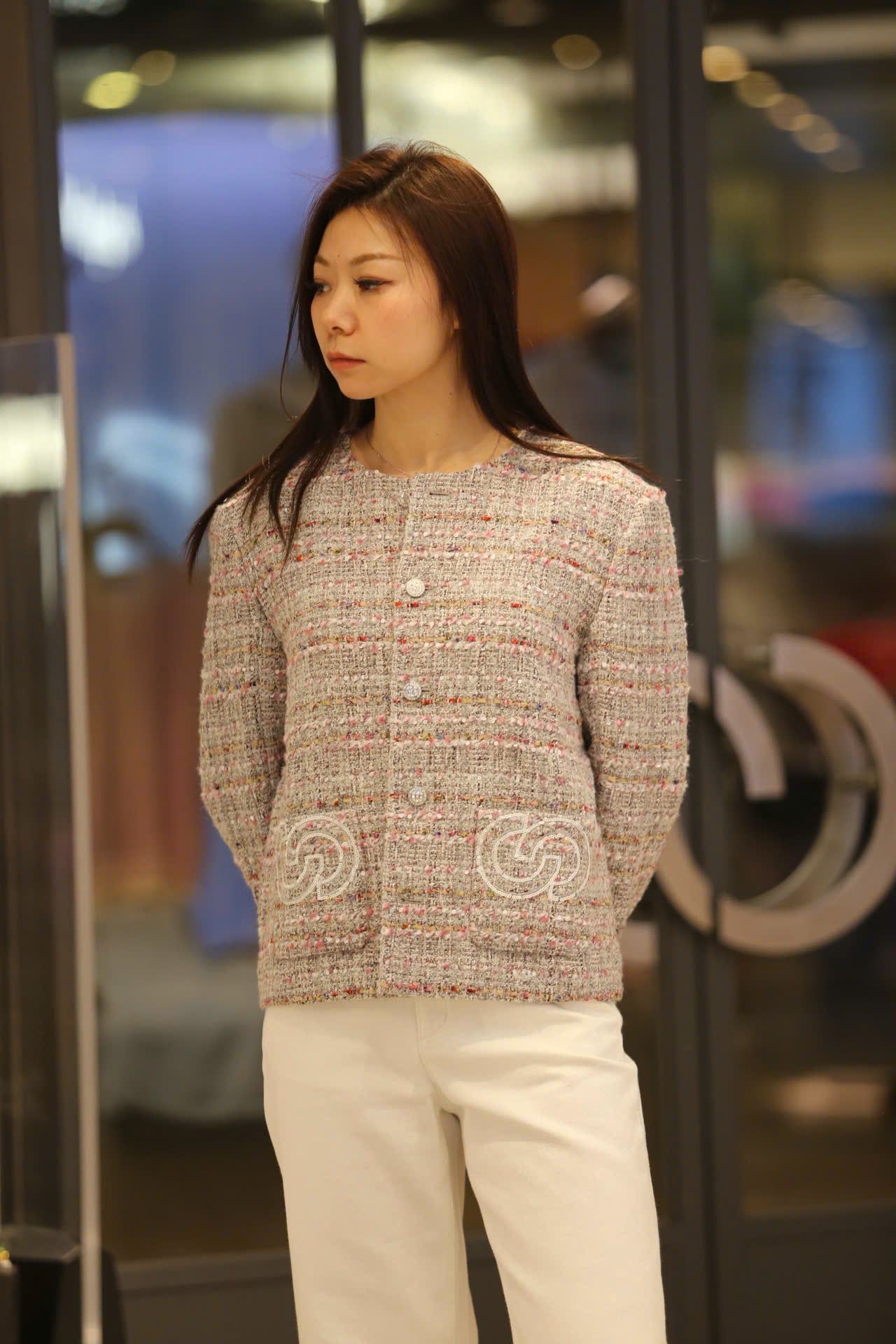  Áo tweed hồng logo CC tròn 2 túi trước 