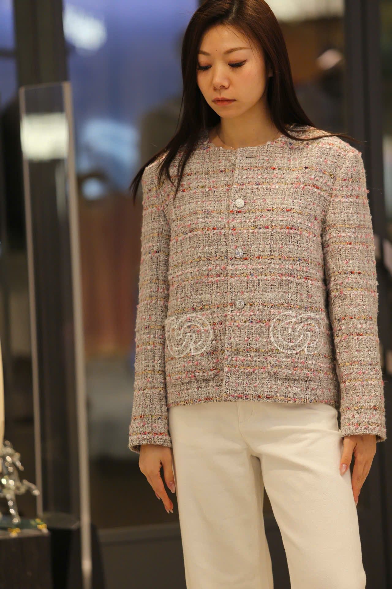  Áo tweed hồng logo CC tròn 2 túi trước 