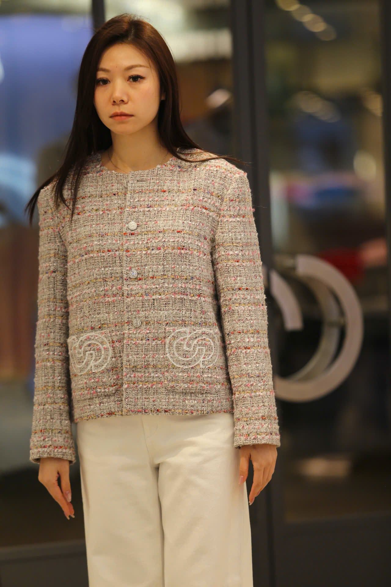  Áo tweed hồng logo CC tròn 2 túi trước 