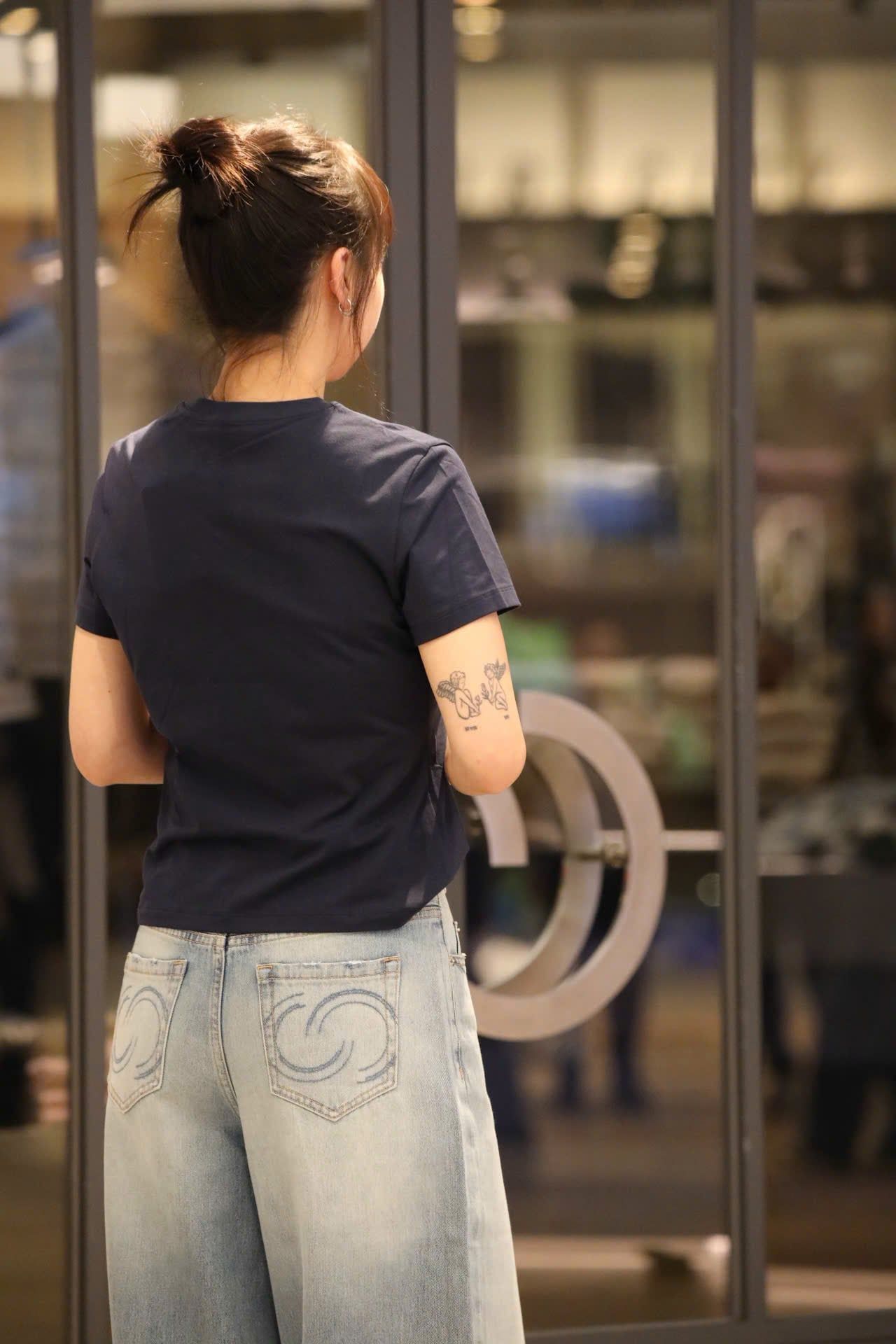  4.Áo phông Navy, Love is Love 