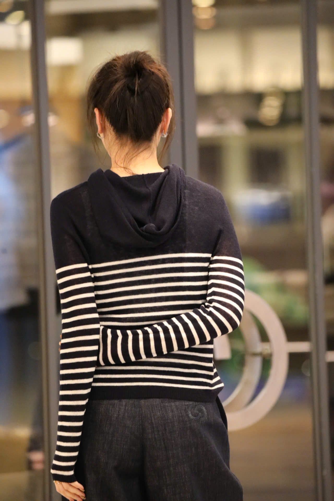  Áo dài tay có mũ, kẻ trắng- ngôi sao giữa 