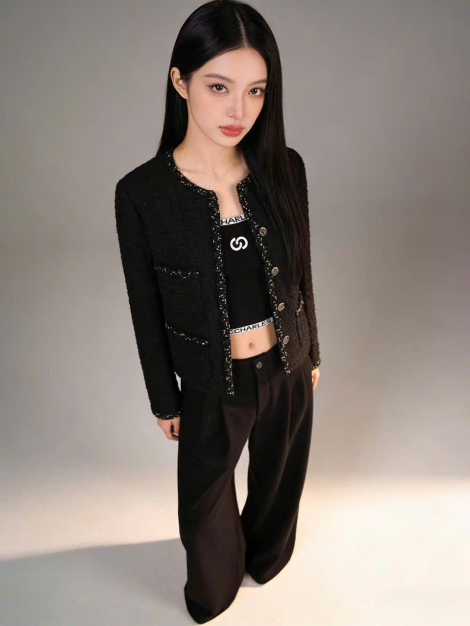  Áo tweed đen, tay nơ 
